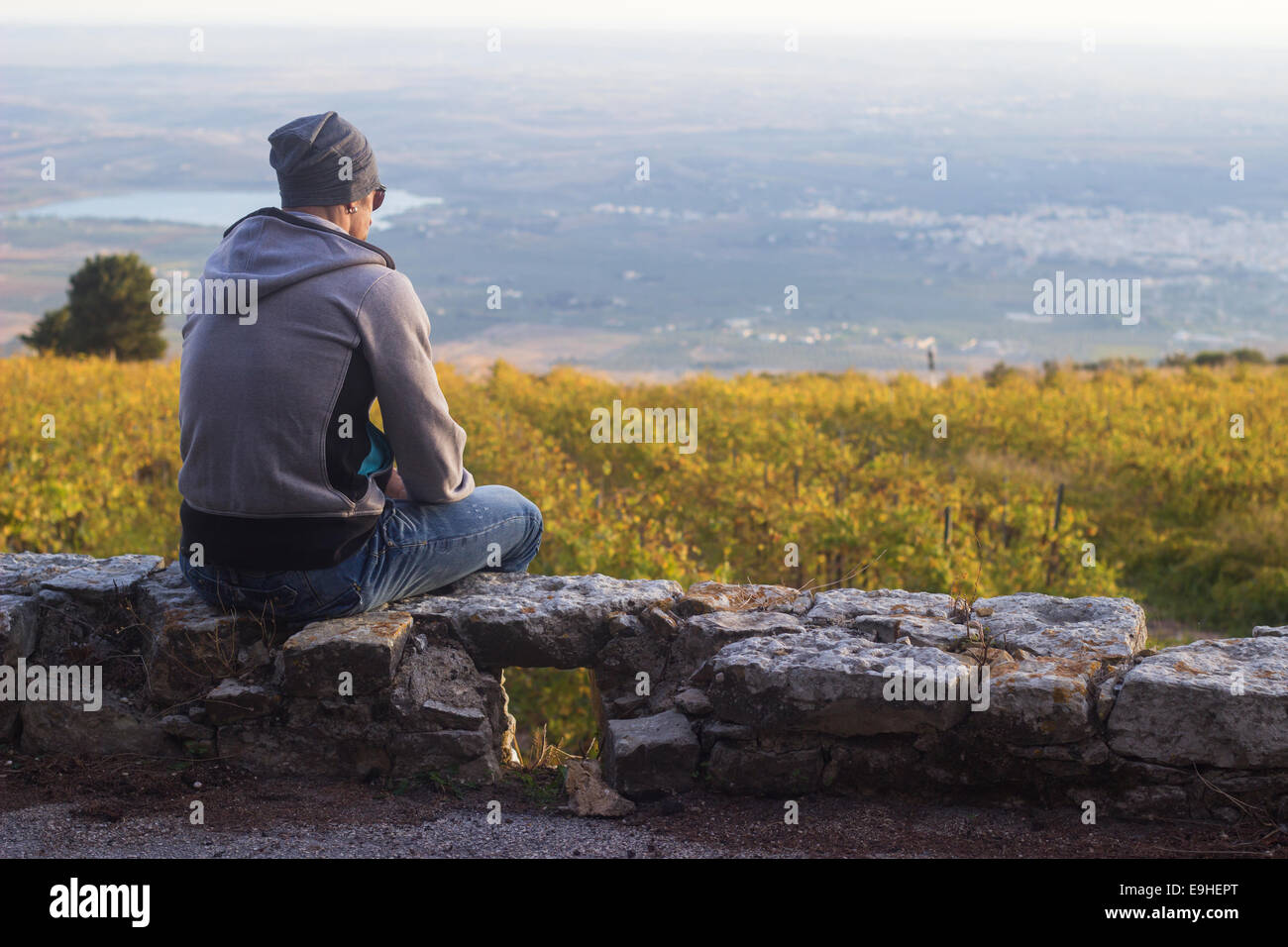 Mann, sitzend erholsamen Frühling im freien Landschaft Stockfoto