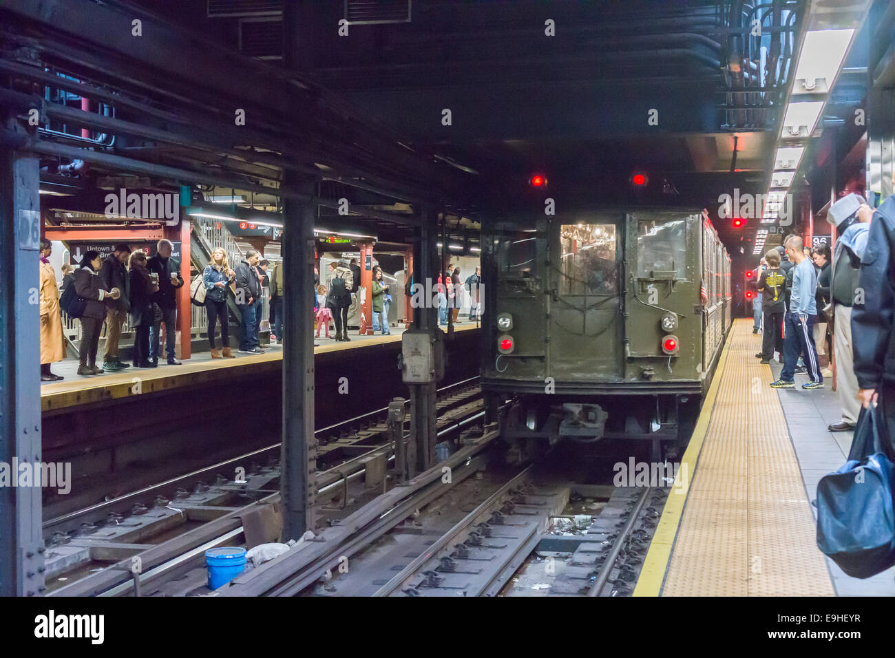 Eine Vintage-Lo-V (Low Voltage) MTA-Nostalgie-Zug fährt 96th Street Stockfoto