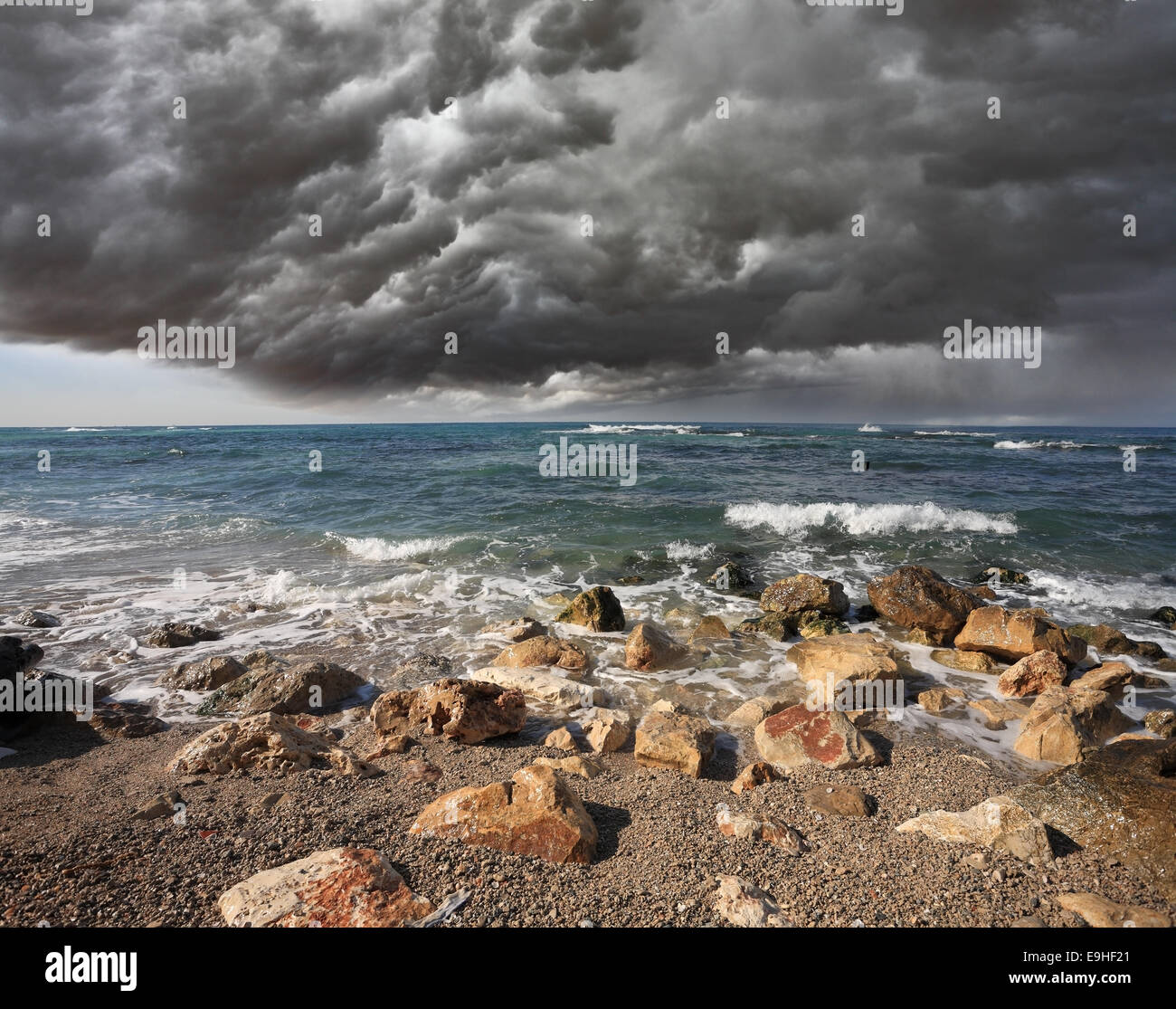 Schwere Wolken über der Brandung Stockfoto