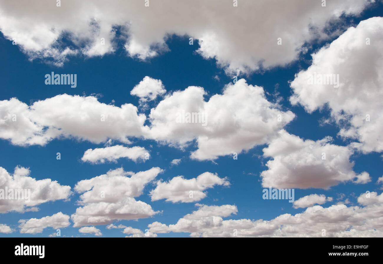 bewölkter Himmelshintergrund Stockfoto