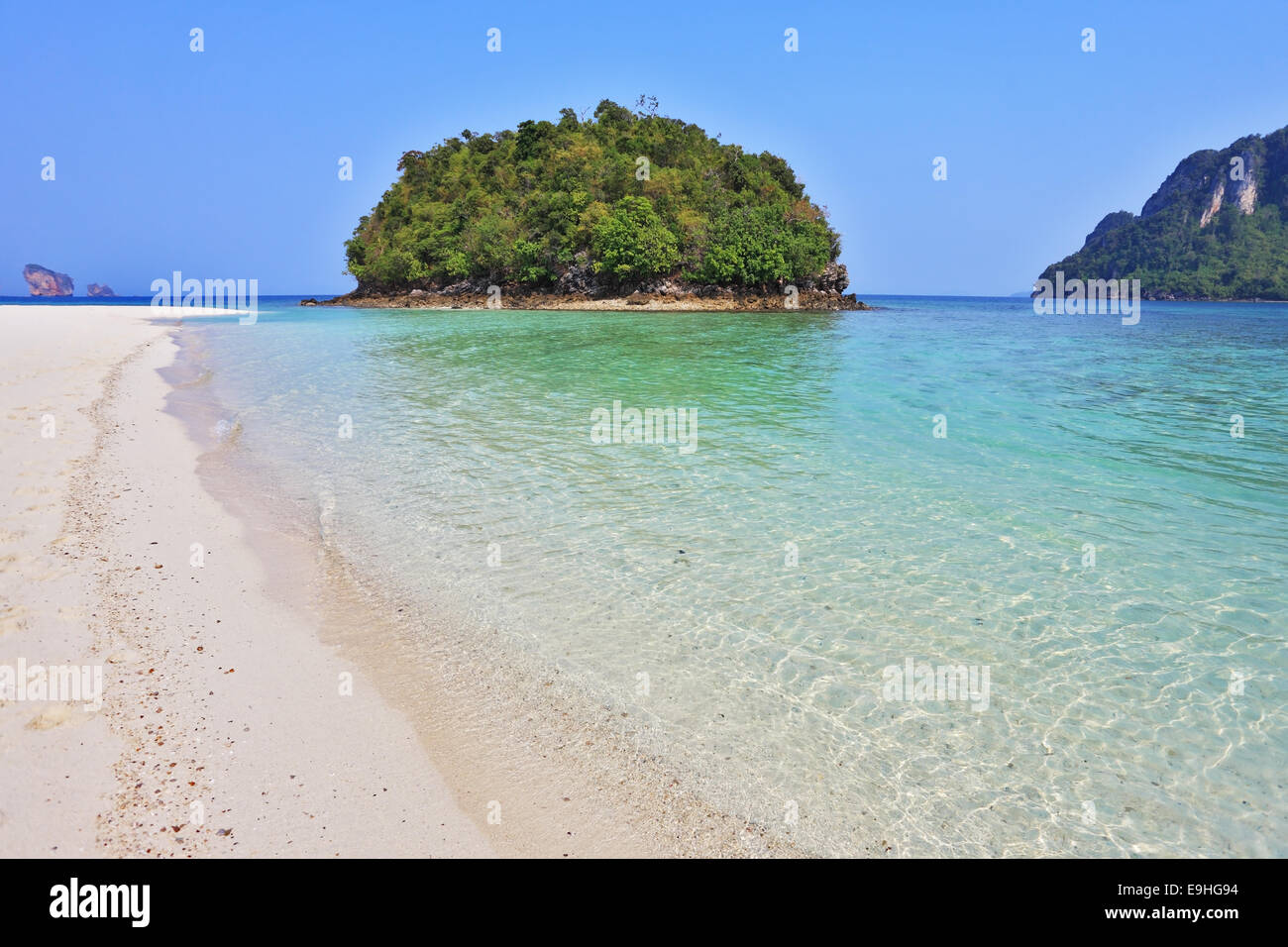Magische Insel in der Nähe eines Strandes Stockfoto