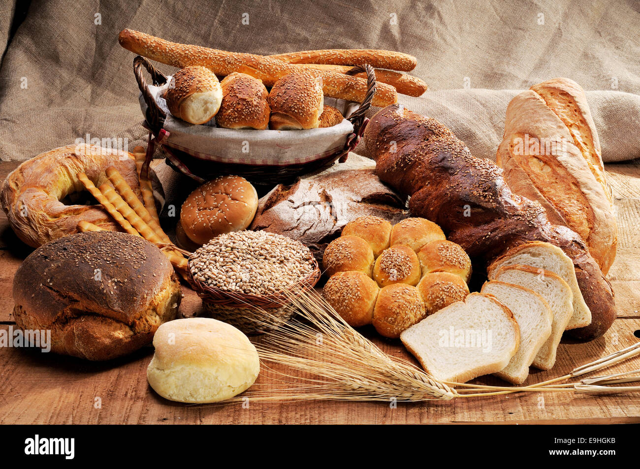 Frisch gebackenes knuspriges Brot, im traditionellen Holzofen gebacken Stockfoto