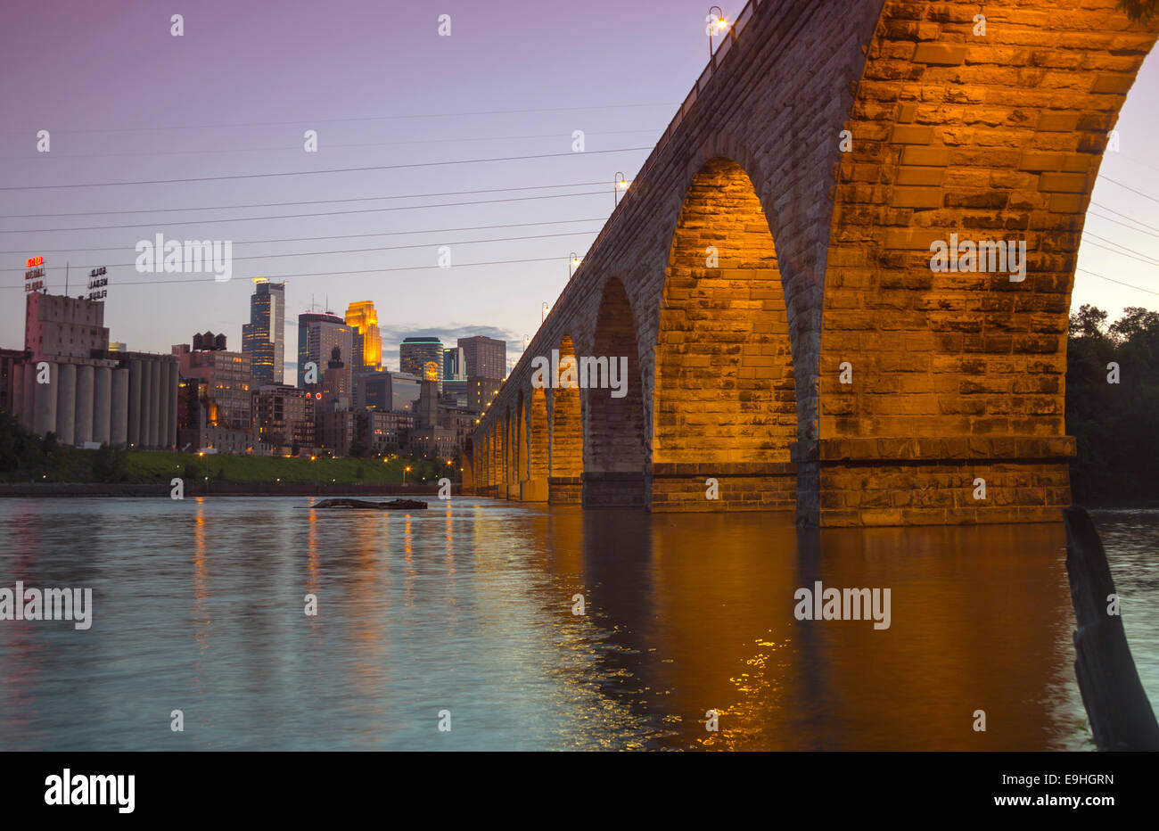 STEIN-BOGEN-BRÜCKE MISSISSIPPI RIVER MINNEAPOLIS MINNESOTA USA Stockfoto