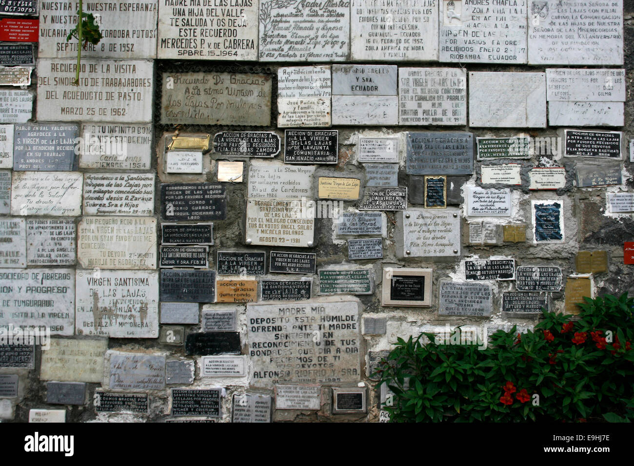 Gedenktafeln in Las Lajas Heiligtum in Südkolumbien an der Wand Stockfoto