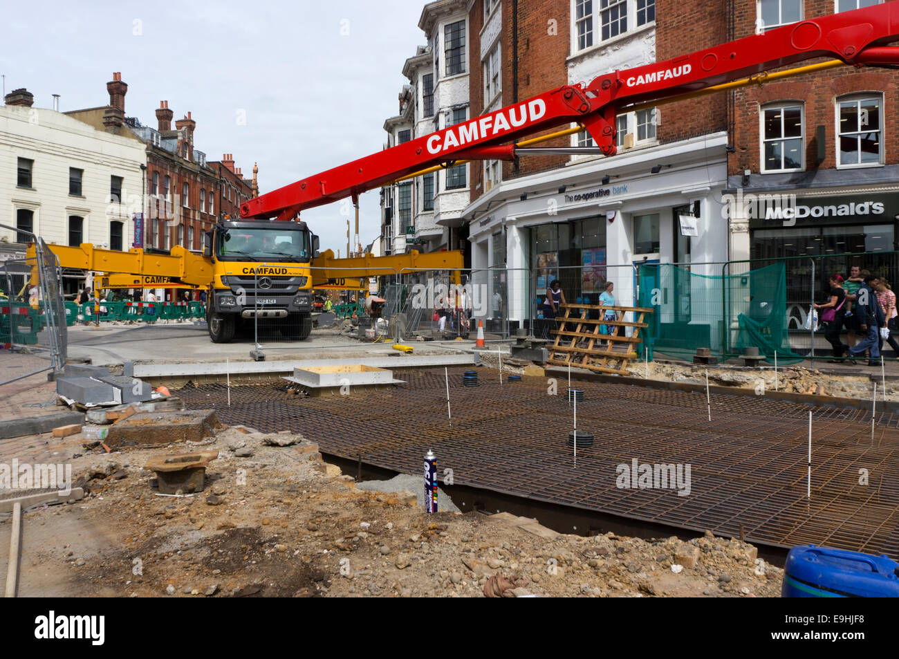 Ein Camfaud Putzmeister M47 Betonpumpe arbeiten bei voller Streckung über Bromley Marktplatz. Stockfoto