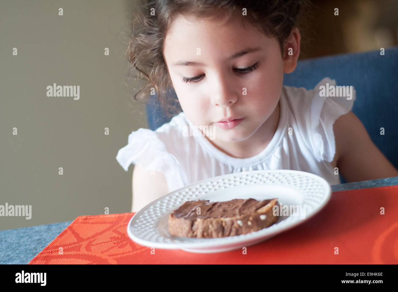 Kind mit Nutella auf Brot Stockfoto