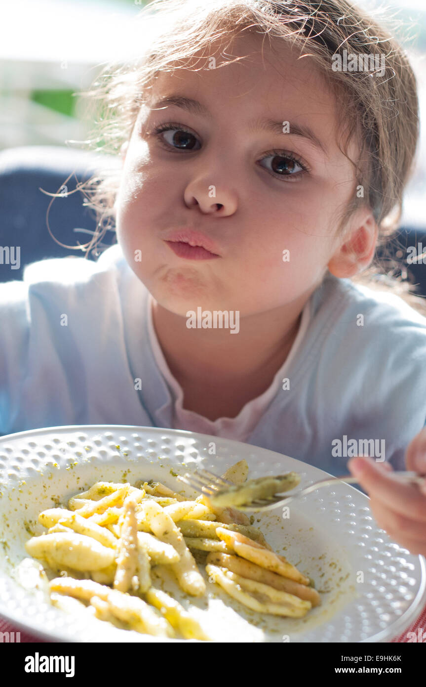 Kinder essen Nudeln Stockfoto