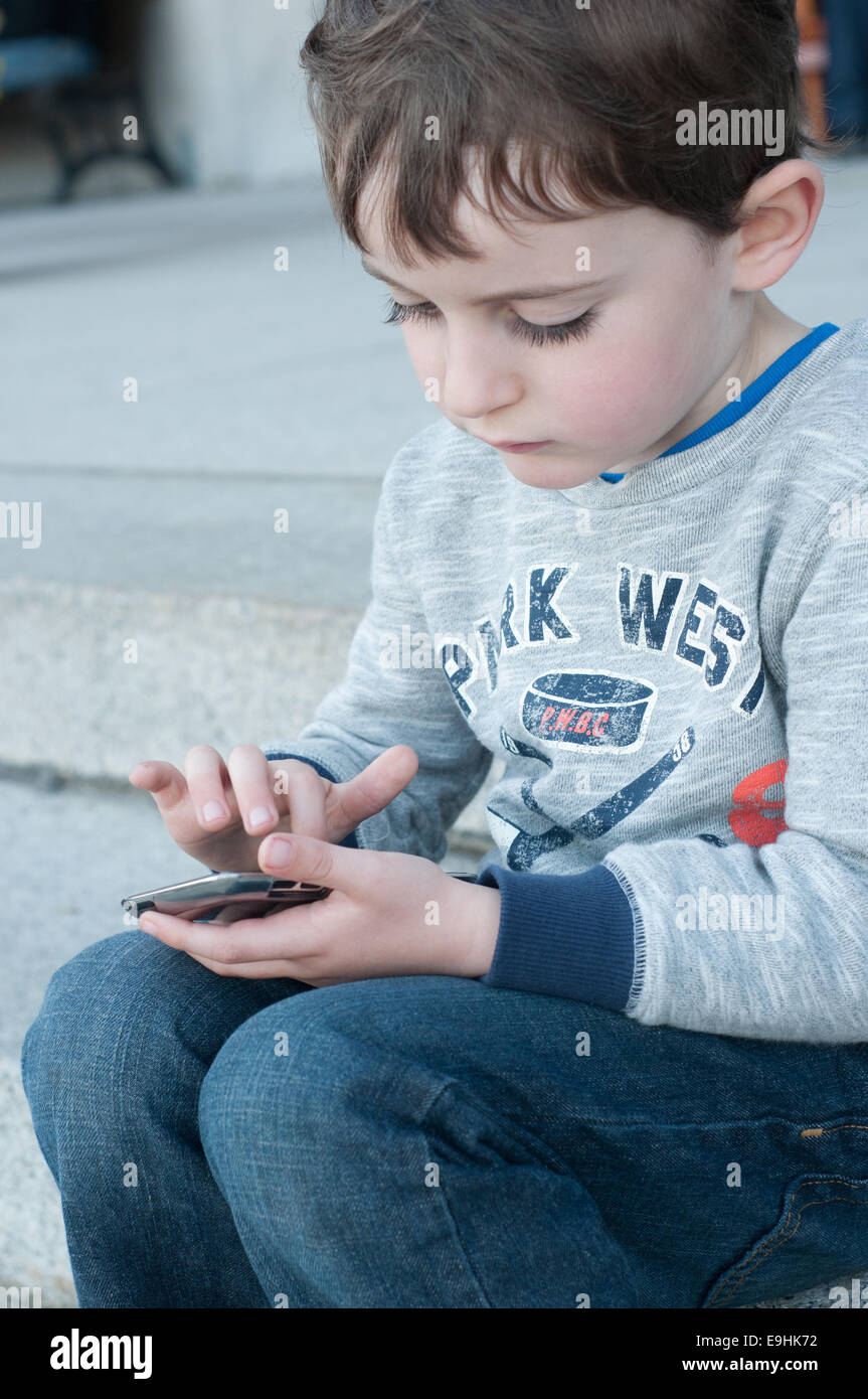 Kinder-und Telefon Stockfoto