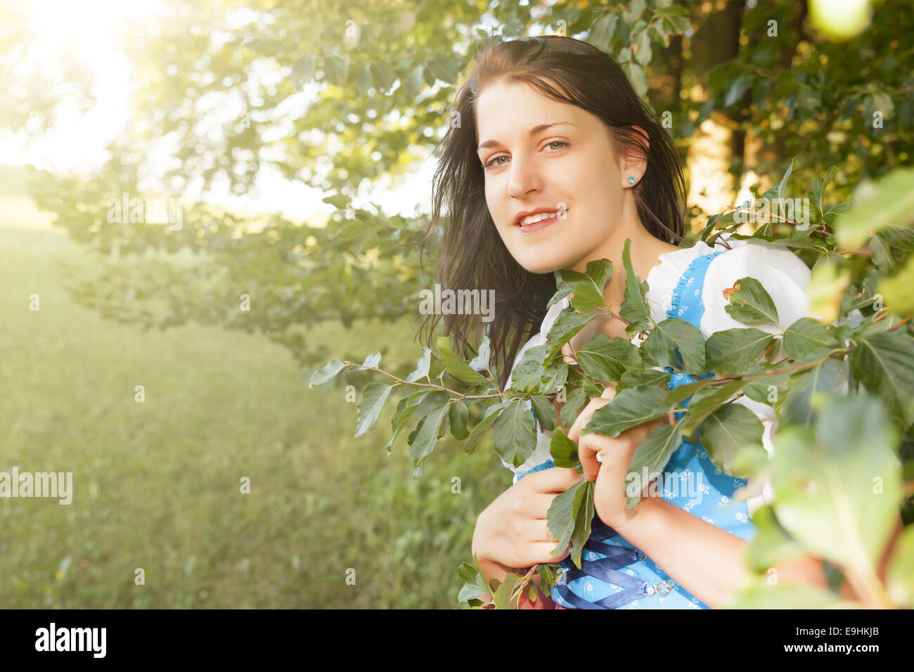 Frau im bayerischen traditionelle dirndl Stockfoto