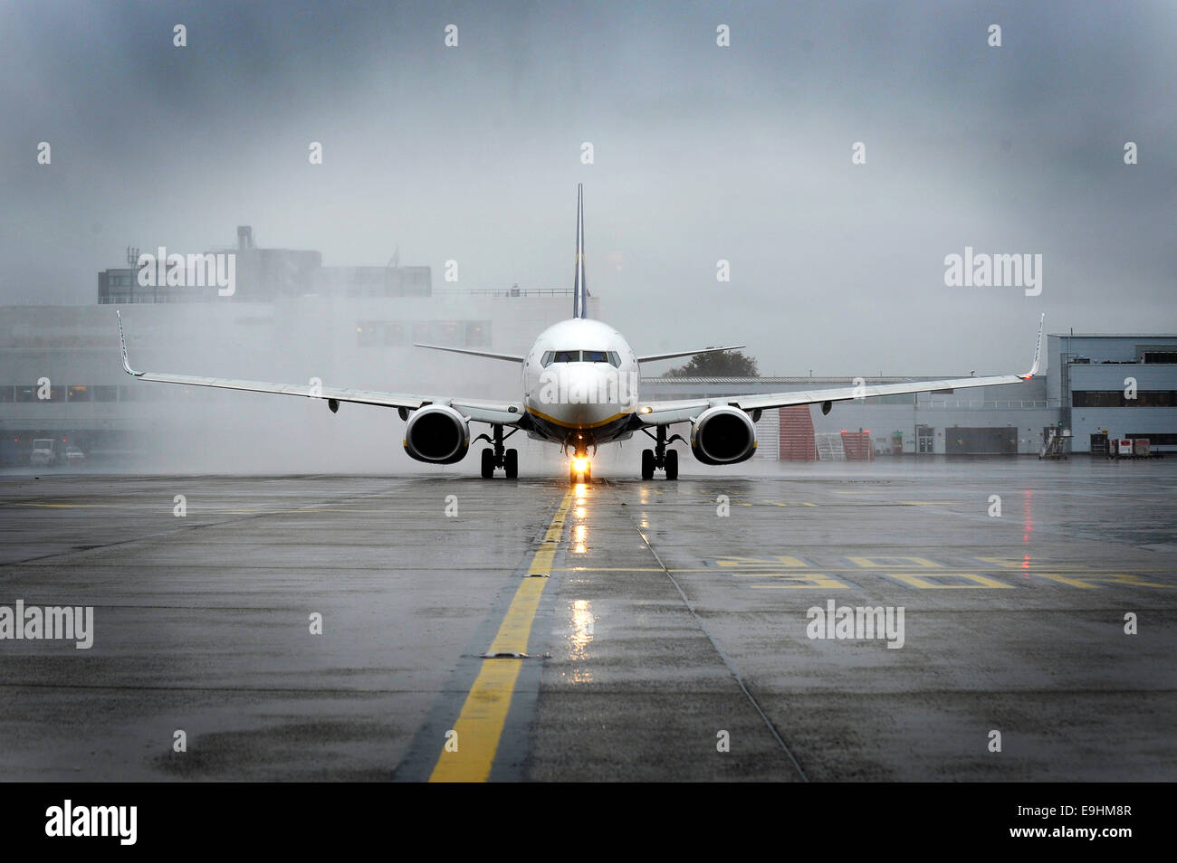 Ryanair Boeing 737 in Richtung der Hauptbahn Glasgow Airport taxis. Stockfoto