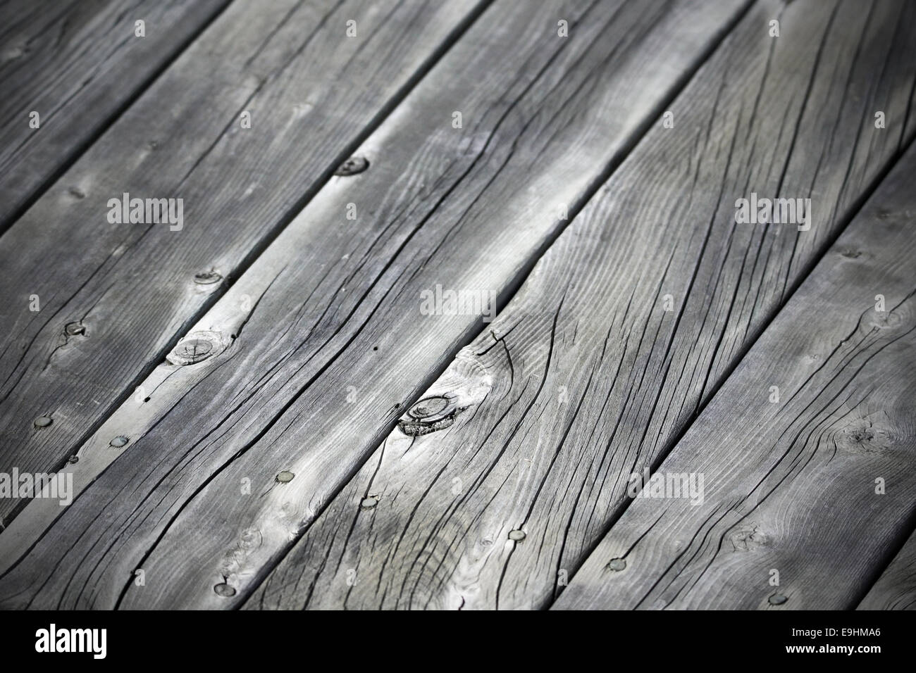 Alten verwitterten grauen Holzbohle Hintergrund in einem Winkel Stockfoto