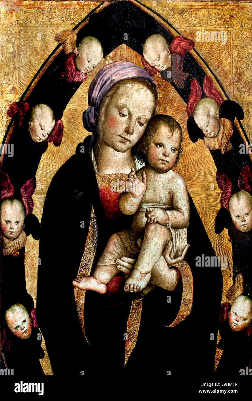 Die Jungfrau und das Kind 15te Jahrhundert in einer Pracht von Putten (Cherubins) Umbrien Italien Italienisch Stockfoto