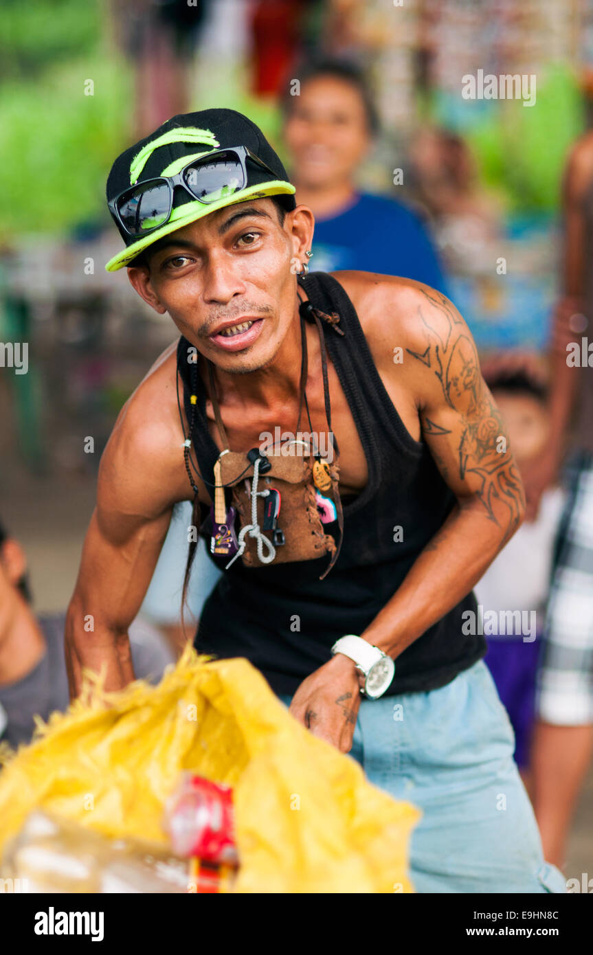 Man sammelt Müll, CBD, Misamis Oriental, Cagayan de Oro, Mindanao, Philippinen Stockfoto