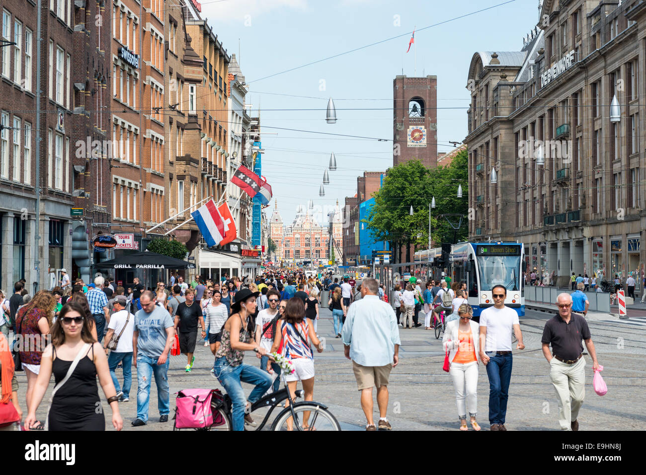 Menschen am Damrak in Amsterdam gesehen vom Damplatz, Niederlande Stockfoto