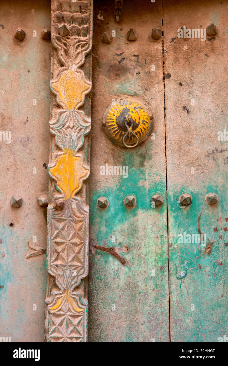 Detail einer alten Tür in den Ruinen von Birkat Al Mouz im Bereich Nizwa, Oman. Stockfoto