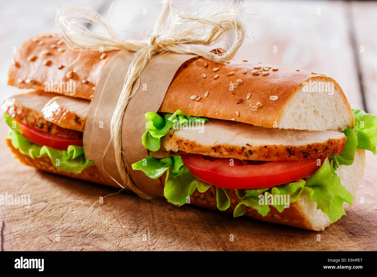 Baguette-Sandwich mit gegrilltem Hähnchen und Tomaten Stockfoto