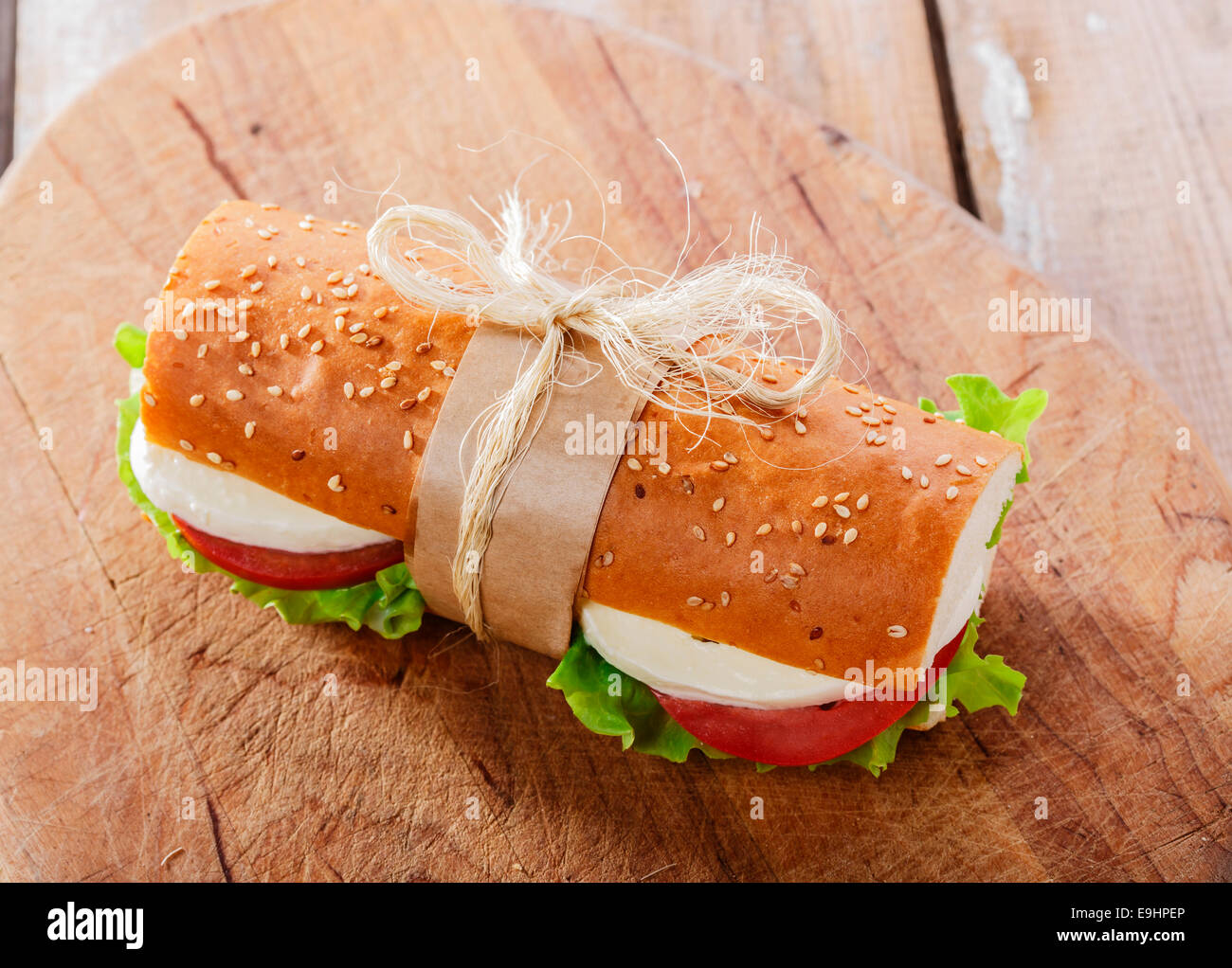 Baguette-Sandwich mit Mozzarella und Tomaten Stockfoto