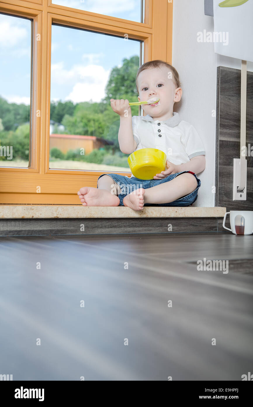 ein 1,5 Jahre alter Junge in der Küche Stockfoto