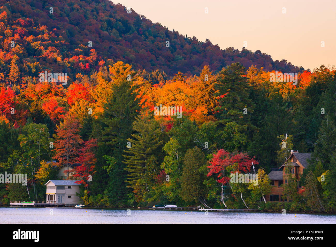 Herbstfarben am Mirror Lake in Lake Placid im Adirondack State Park im nördlichen Teil des New York State, USA Stockfoto