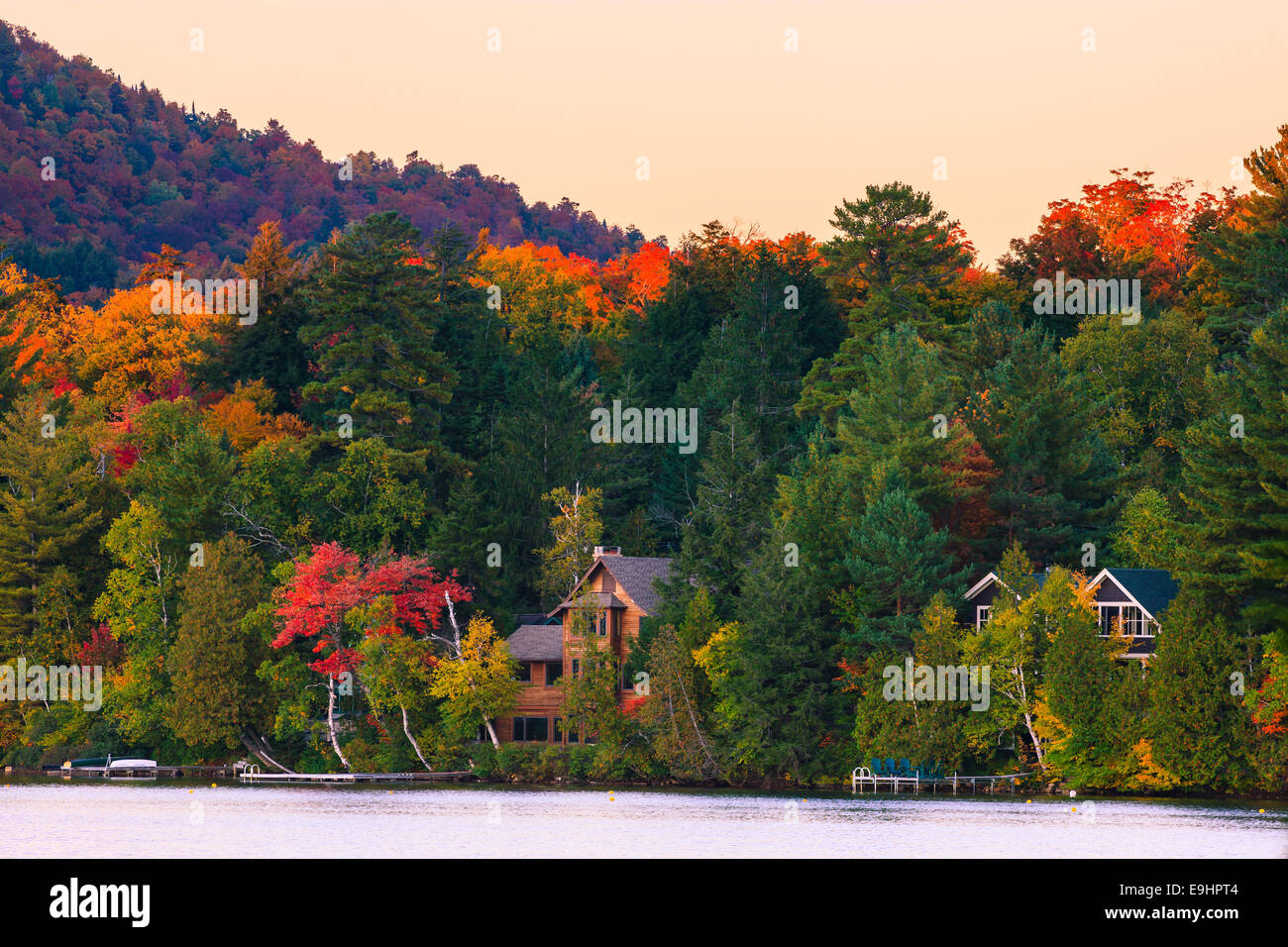 Herbstfarben am Mirror Lake in Lake Placid im Adirondack State Park im nördlichen Teil des New York State, USA Stockfoto