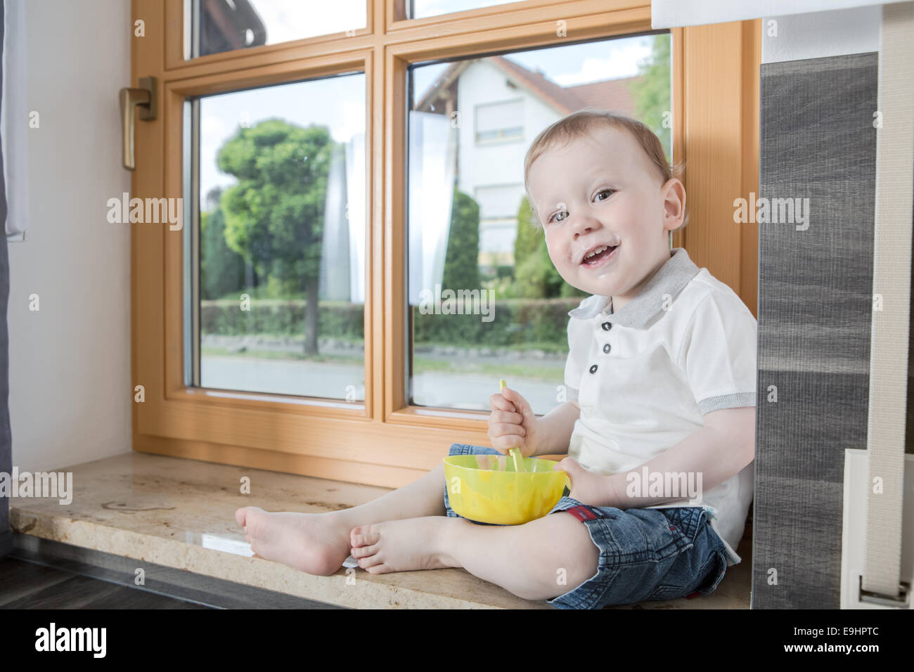 ein 1,5 Jahre alter Junge in der Küche Stockfoto