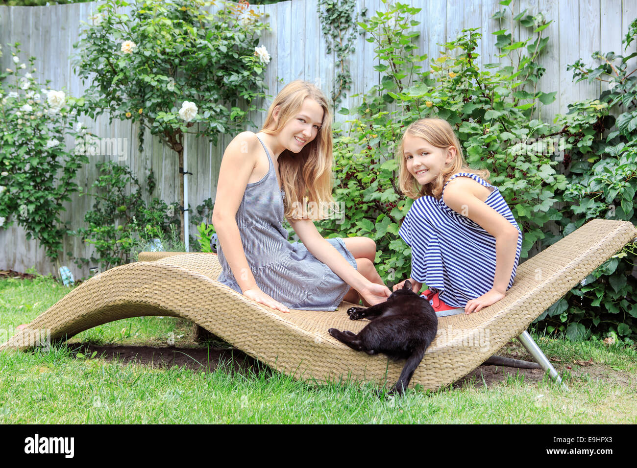 Porträt von einem Teenager-Mädchen im Hinterhof Stockfoto