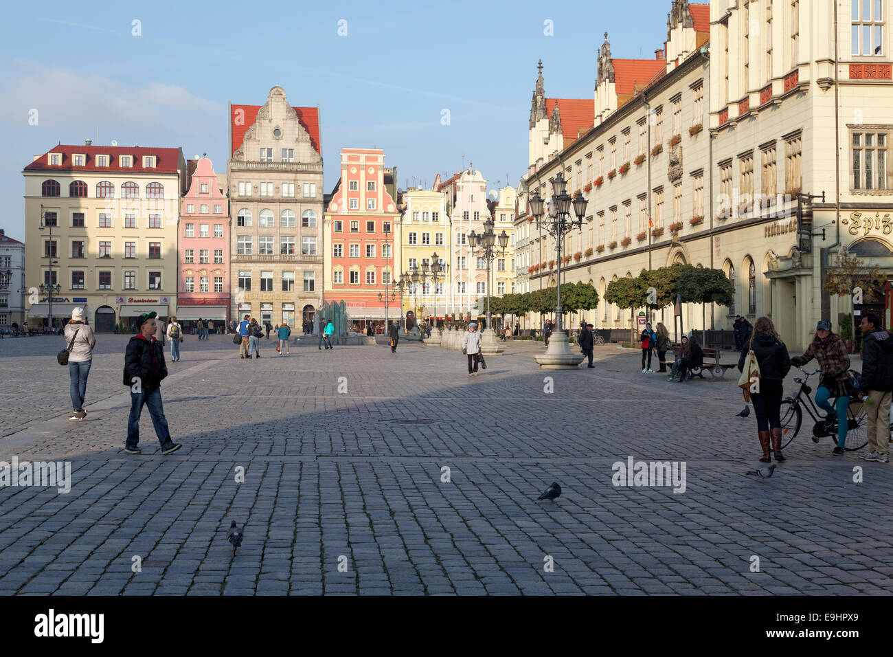 Markt mit neuen Rathaus - Rynek quadrieren wir Wrocławiu, Wroclaw, Polen Stockfoto