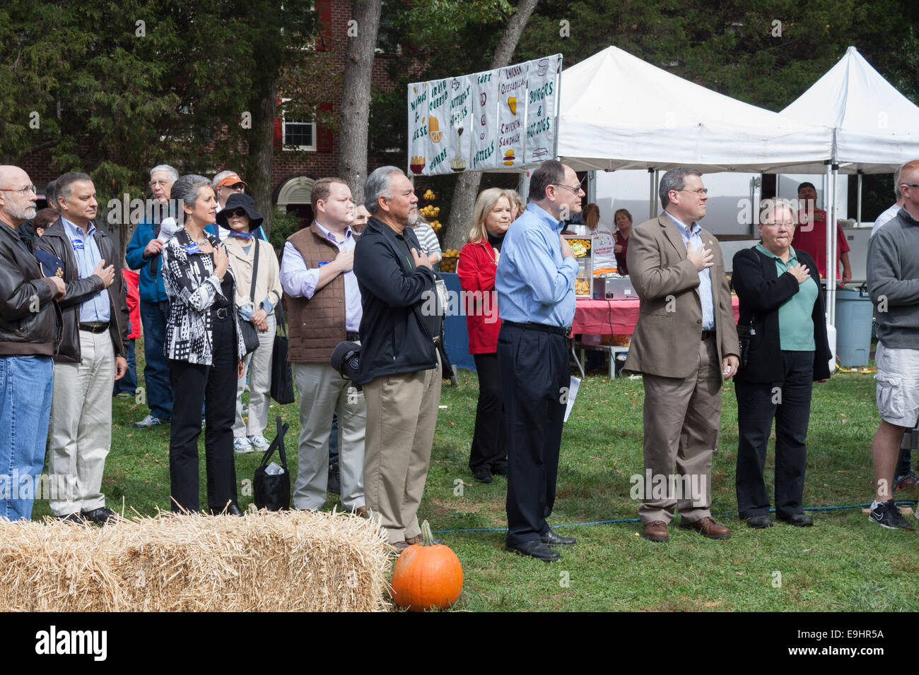 Würdenträger stehen stramm für die Nationalhymne und die Pledge of Allegiance, Gaithersburg, Maryland, Kentlands Stockfoto