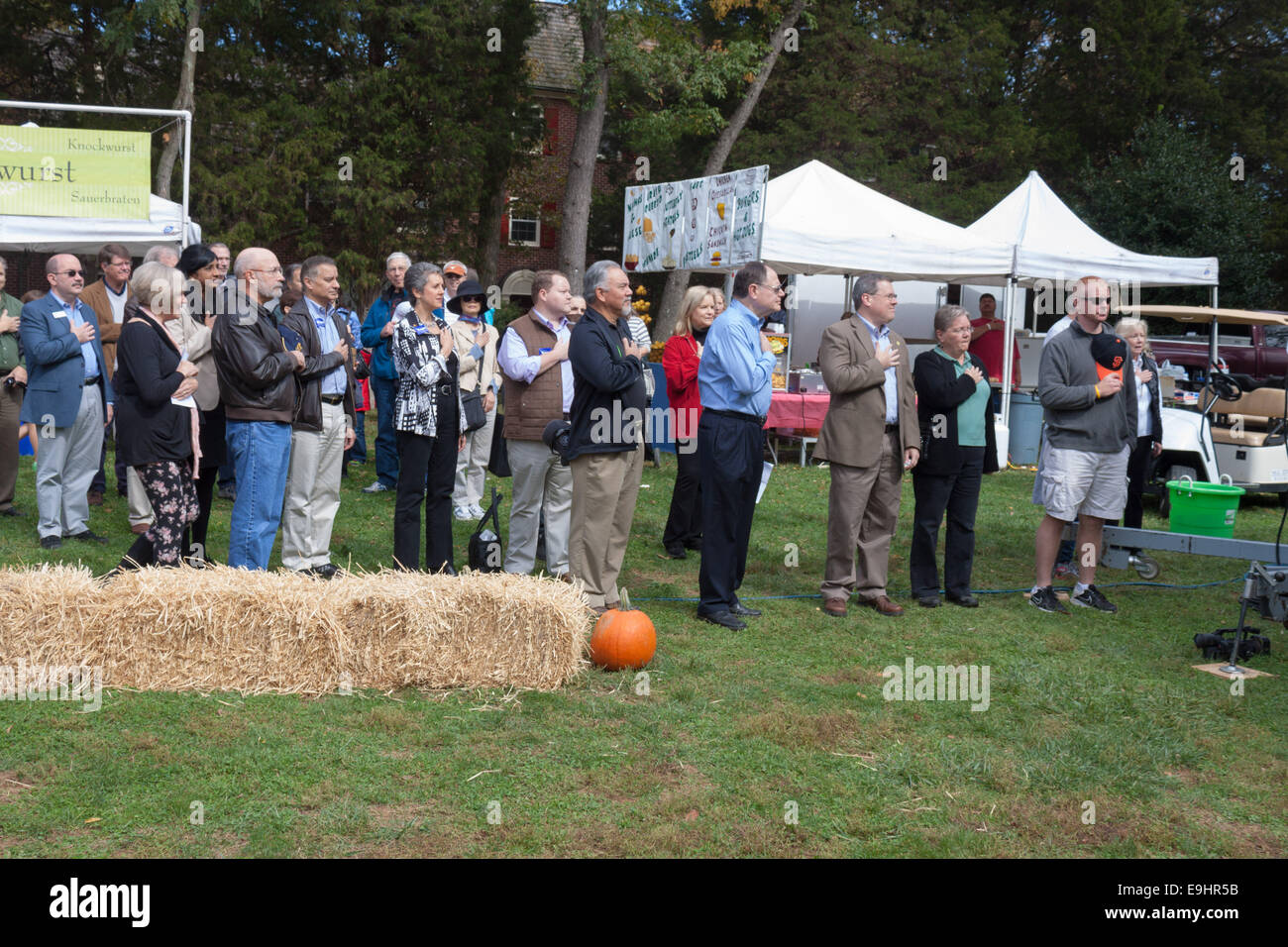 Würdenträger stehen stramm für die Nationalhymne und die Pledge of Allegiance, Gaithersburg, Maryland, Kentlands Stockfoto