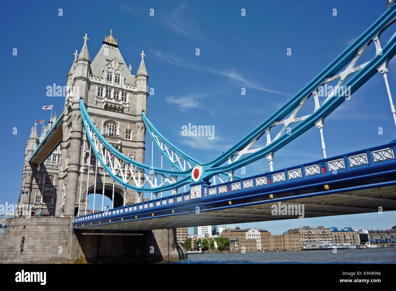 In der Nähe von London's Iconic Tower Bridge von einer reinen blauen Himmel Hintergrund Stockfoto