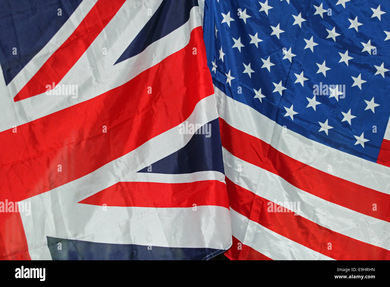 UK und US flags zusammen symbolisieren Koalition, den Frieden und die gemeinsamen Kräfte zwischen dem Vereinigten Königreich und den Vereinigten Staaten von Amerika Stockfoto