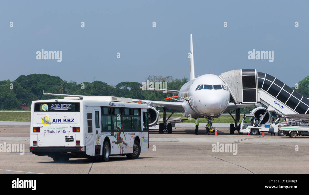 Airbus A320-200 von Golden Myanmar Airlines und Bus von Air KBZ in Yangon International Airport, Mingaladon Gemeinde in Yangon Stockfoto