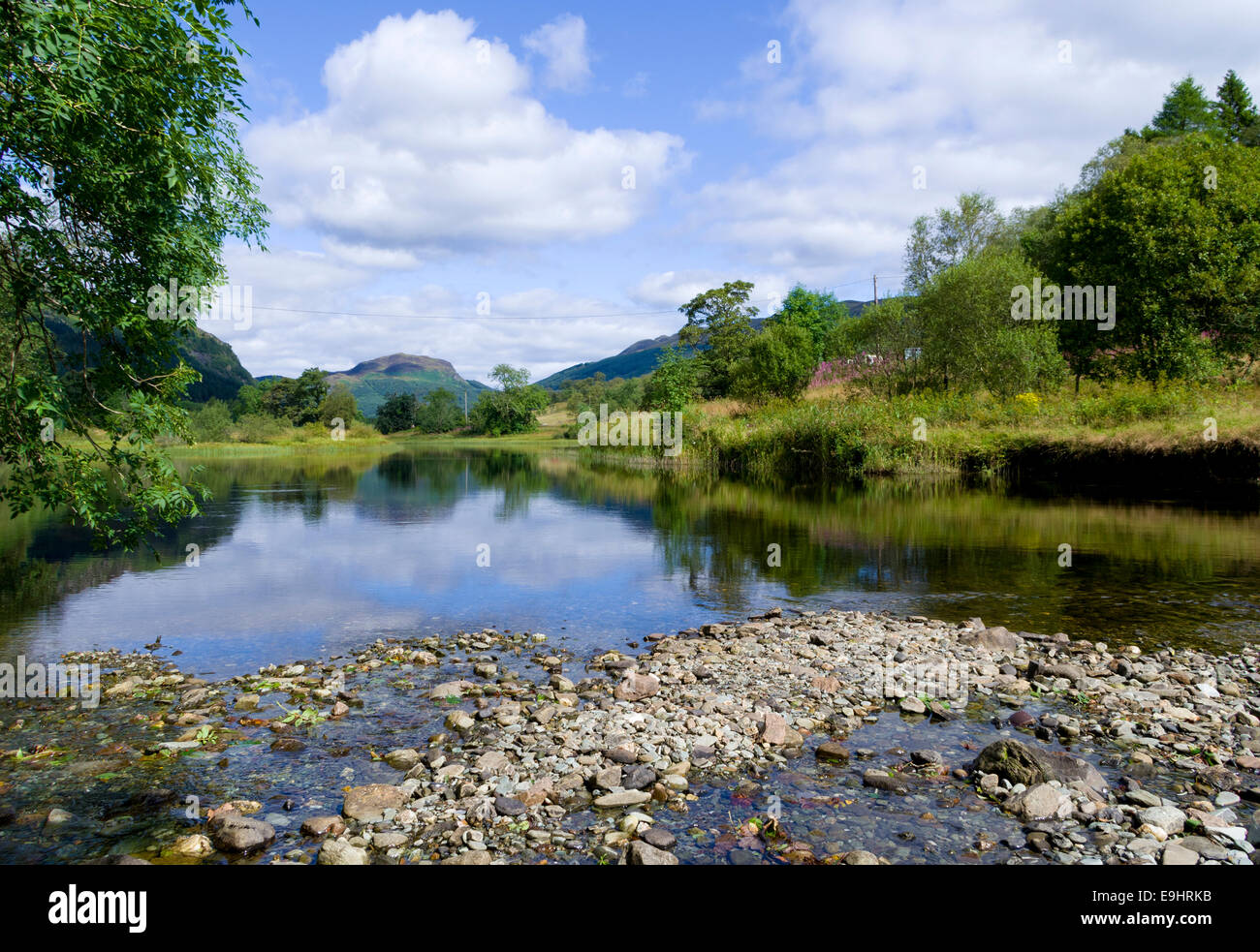Garbh Uisge oder Fluss Leny mit Meall Mor Hügel hinaus Trossachs, Stirlingshire, Schottland, Vereinigtes Königreich Stockfoto