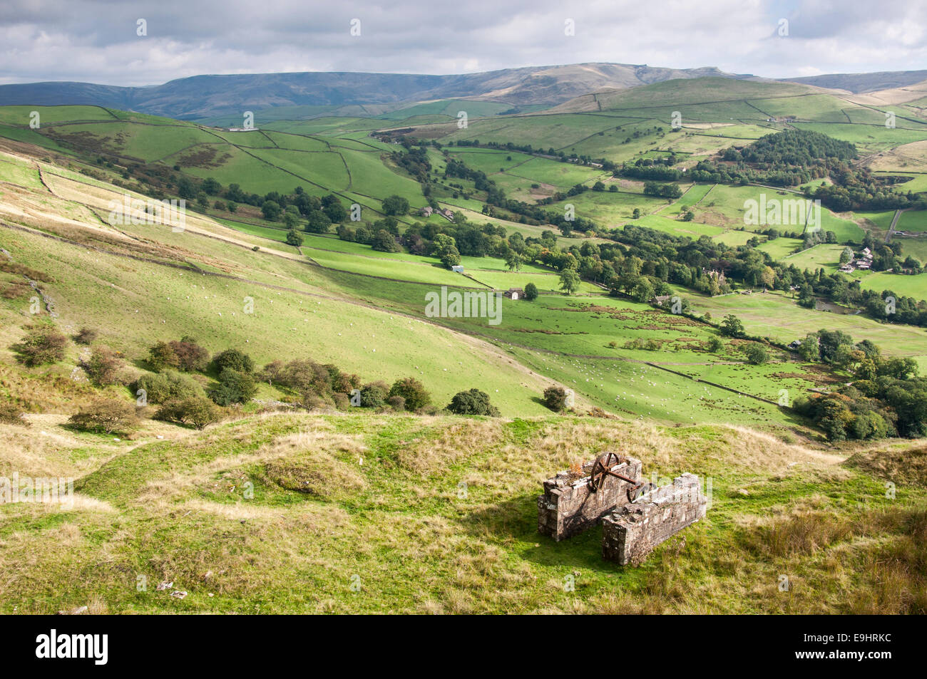 Cracken Sie Rand Steinbrüche in der Nähe von Chinley in Derbyshire. Gewundenen Gang im Vordergrund. Blick Richtung Kinder Scout. Stockfoto