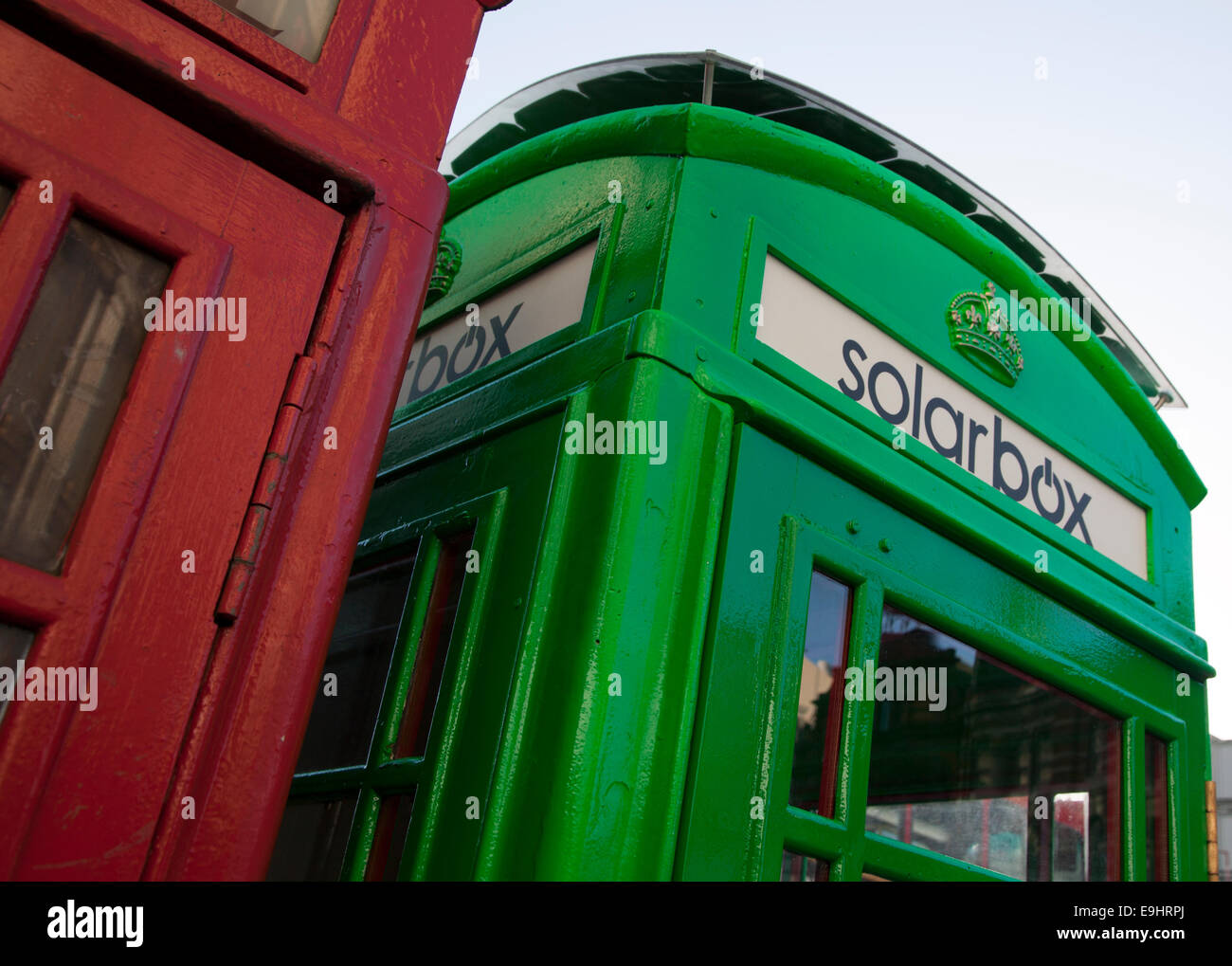 Solar betriebene Telefonzelle zum Aufladen von Mobiltelefonen, Central London Stockfoto