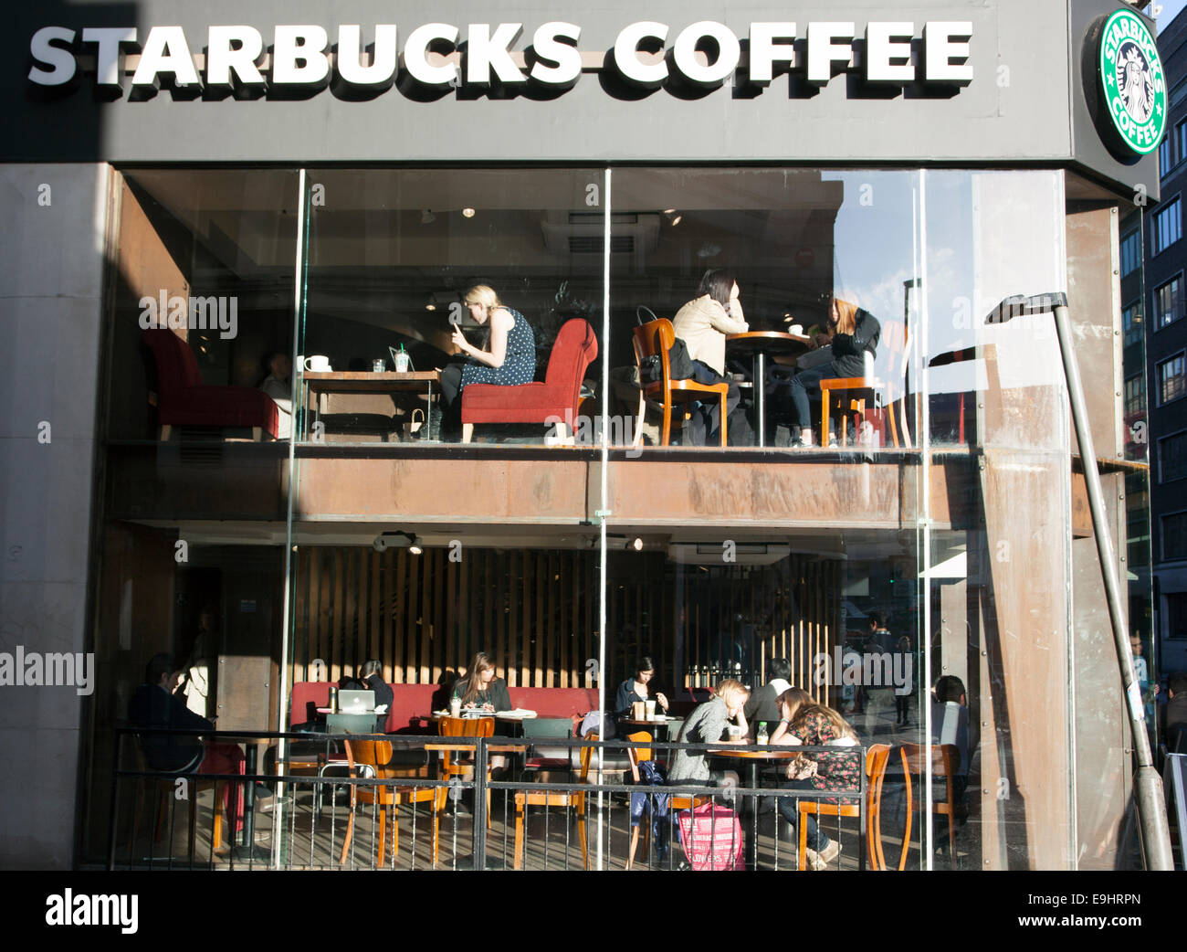 Filiale von Starbucks Coffee-Shops im Zentrum von London Stockfoto