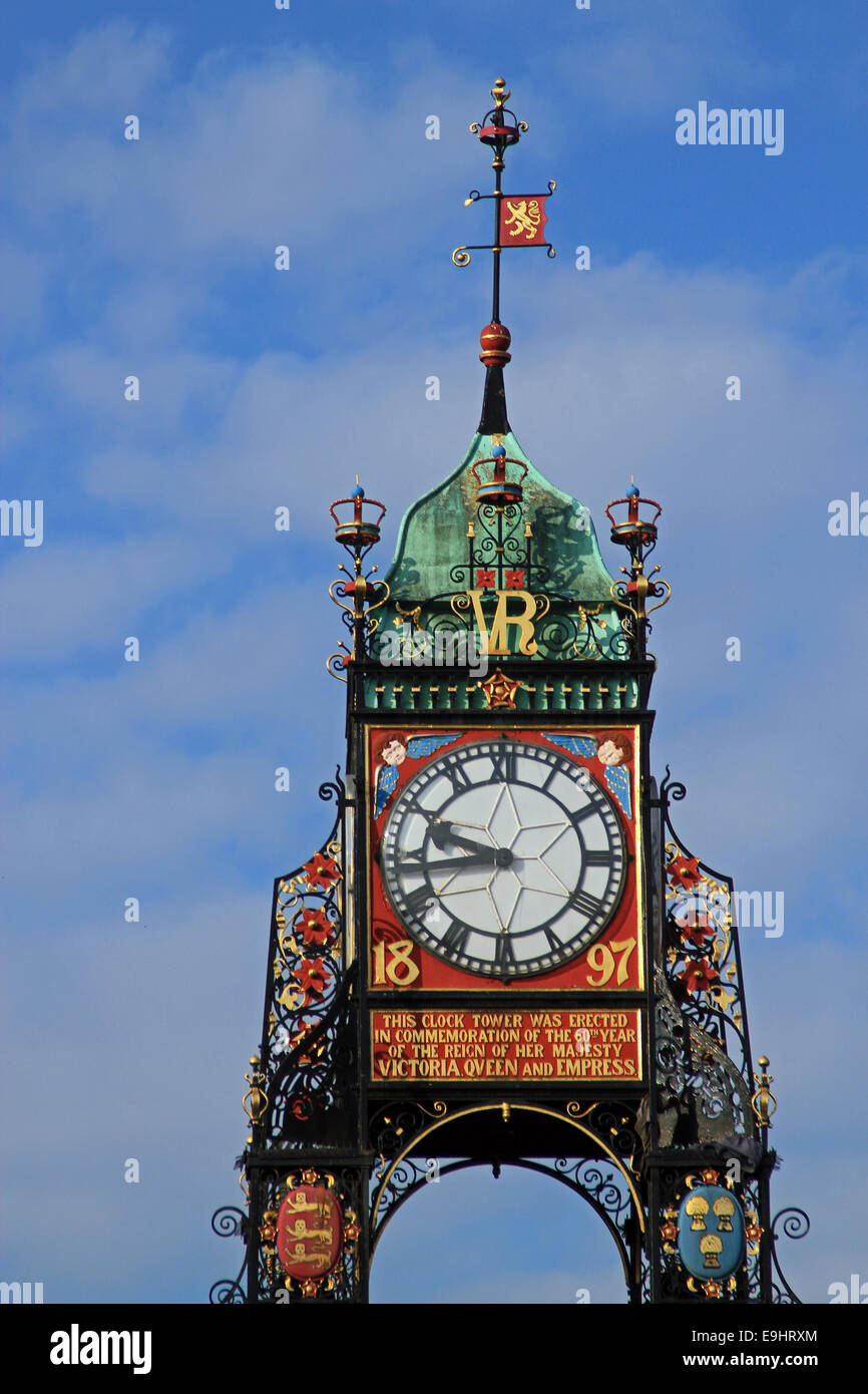 Nahaufnahme der ikonischen dekorative Clock Tower in der berühmten Reiseziel von Chester, UK vor blauem Himmel Stockfoto