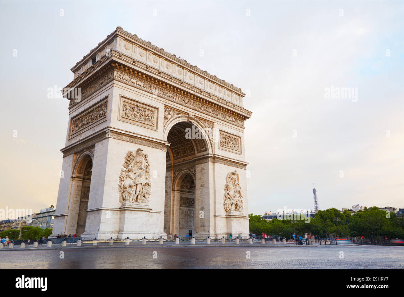 Arc de Triomphe in Paris am Morgen Stockfoto