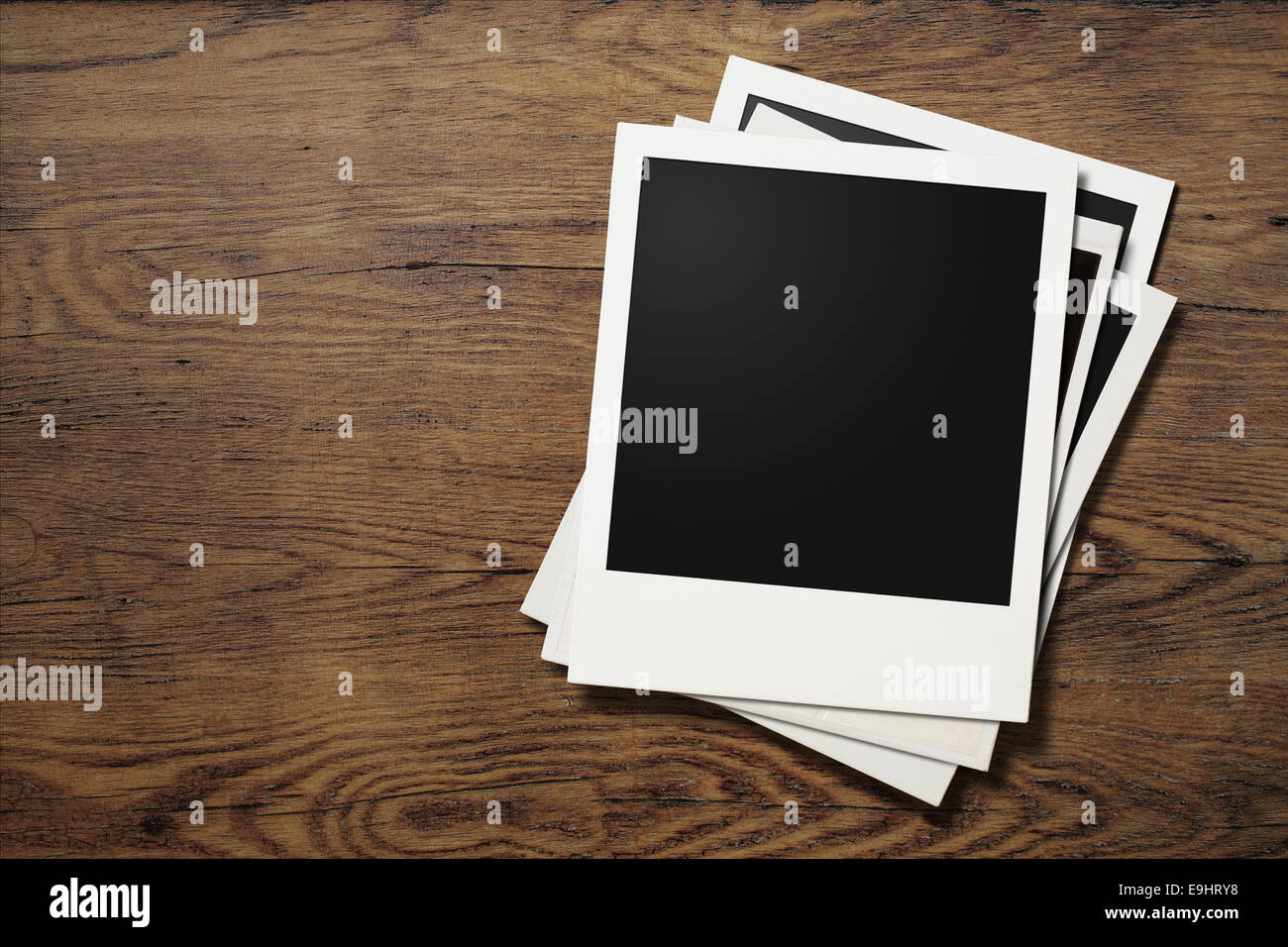Polaroid-Foto-Rahmen auf alten Holztisch Stockfoto