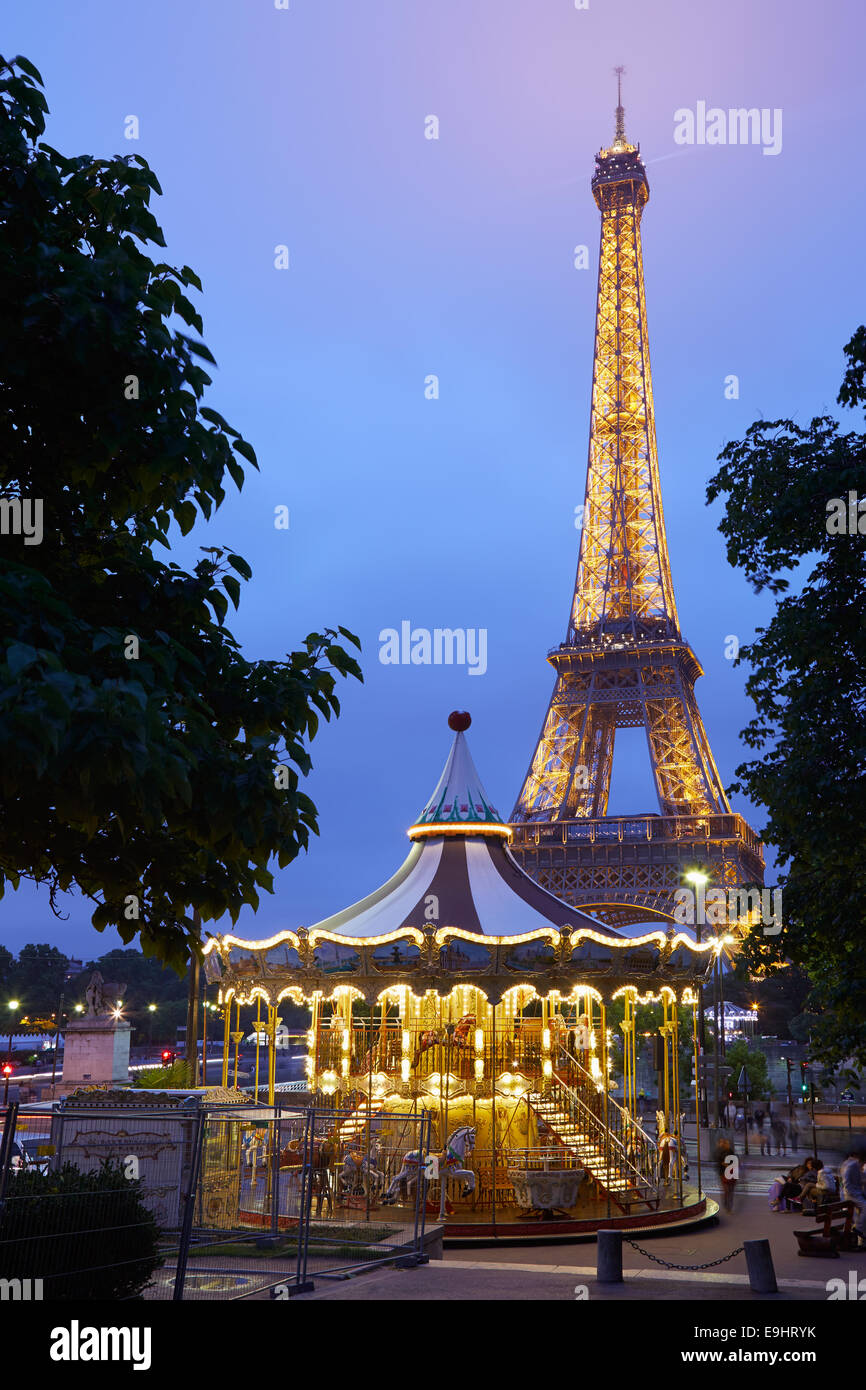 Eiffelturm in Paris und Karussell am Abend Stockfoto