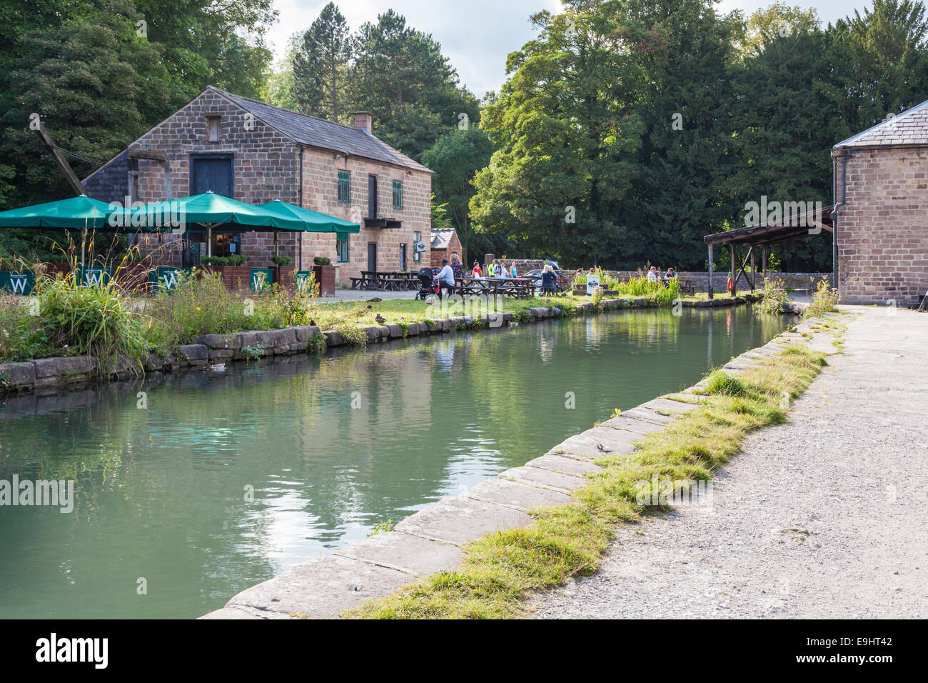 Cafe am Ende der Cromford Kanal im Sommer, Cromford, Derbyshire, England, Großbritannien Stockfoto