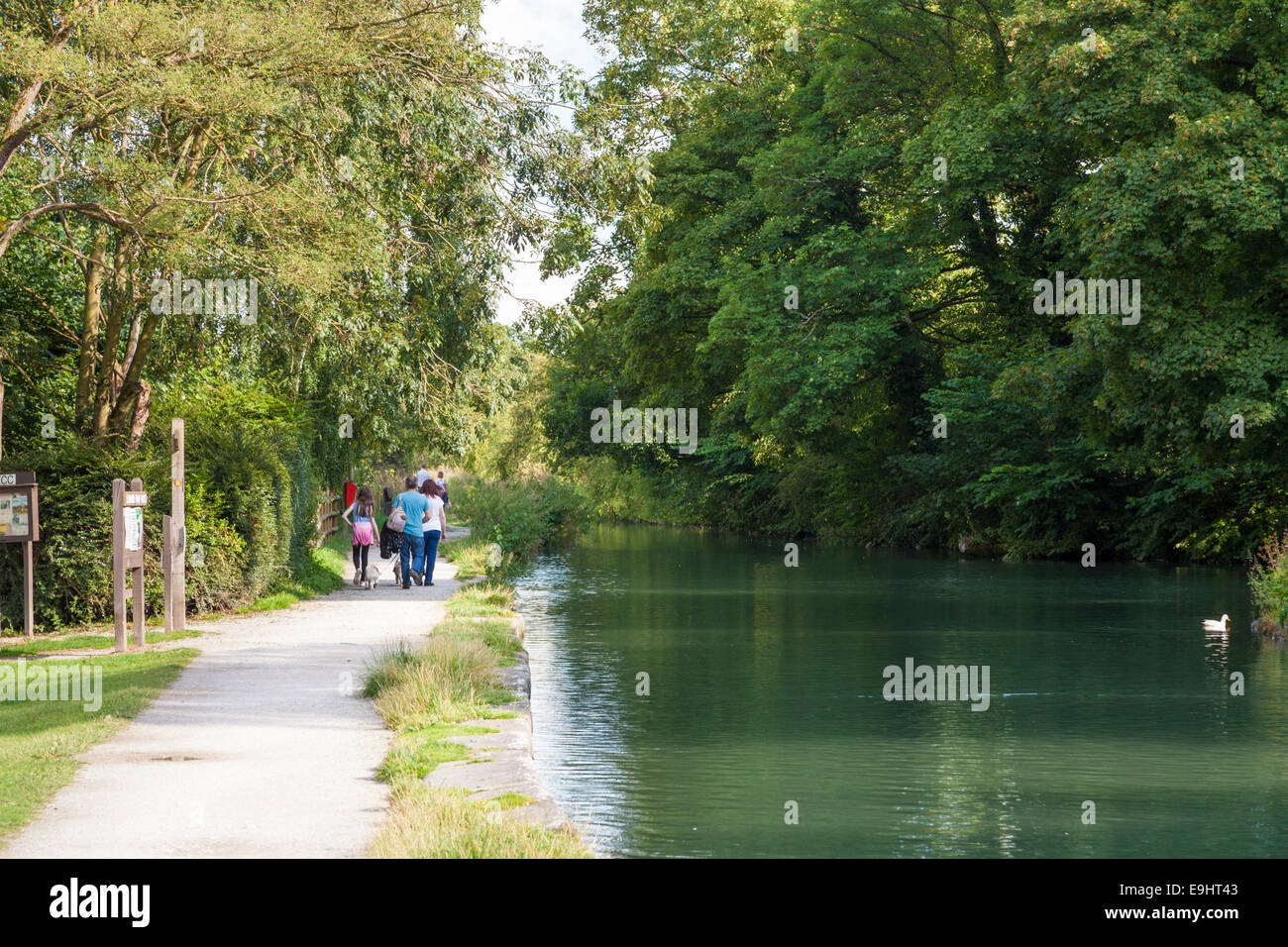 Menschen zu Fuß auf dem Leinpfad auf der Cromford Kanal im Sommer, Cromford, Derbyshire, England, Großbritannien Stockfoto