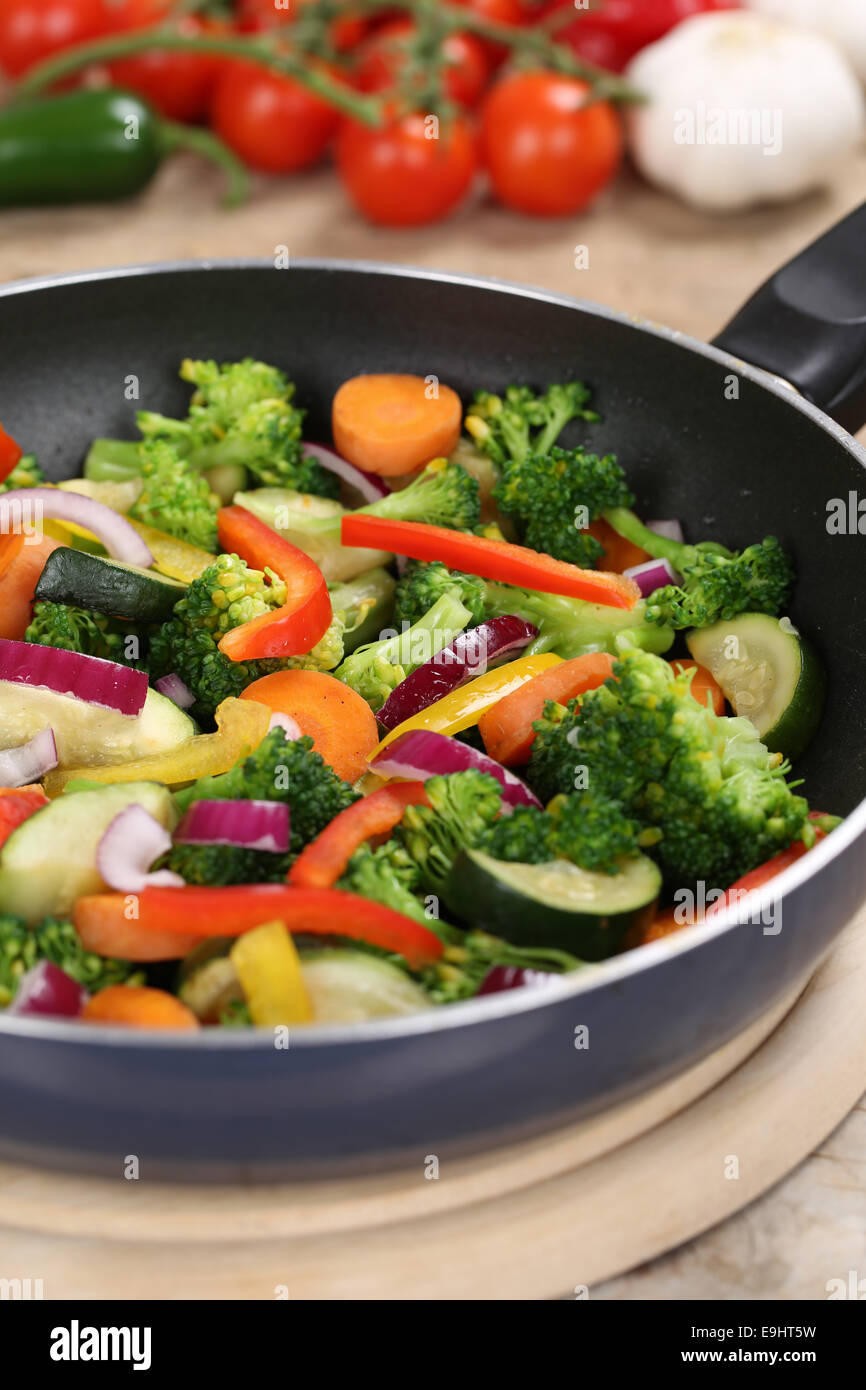 Gesunde Ernährung bereitet Essen Gemüse in der Pfanne Kochen Stockfoto