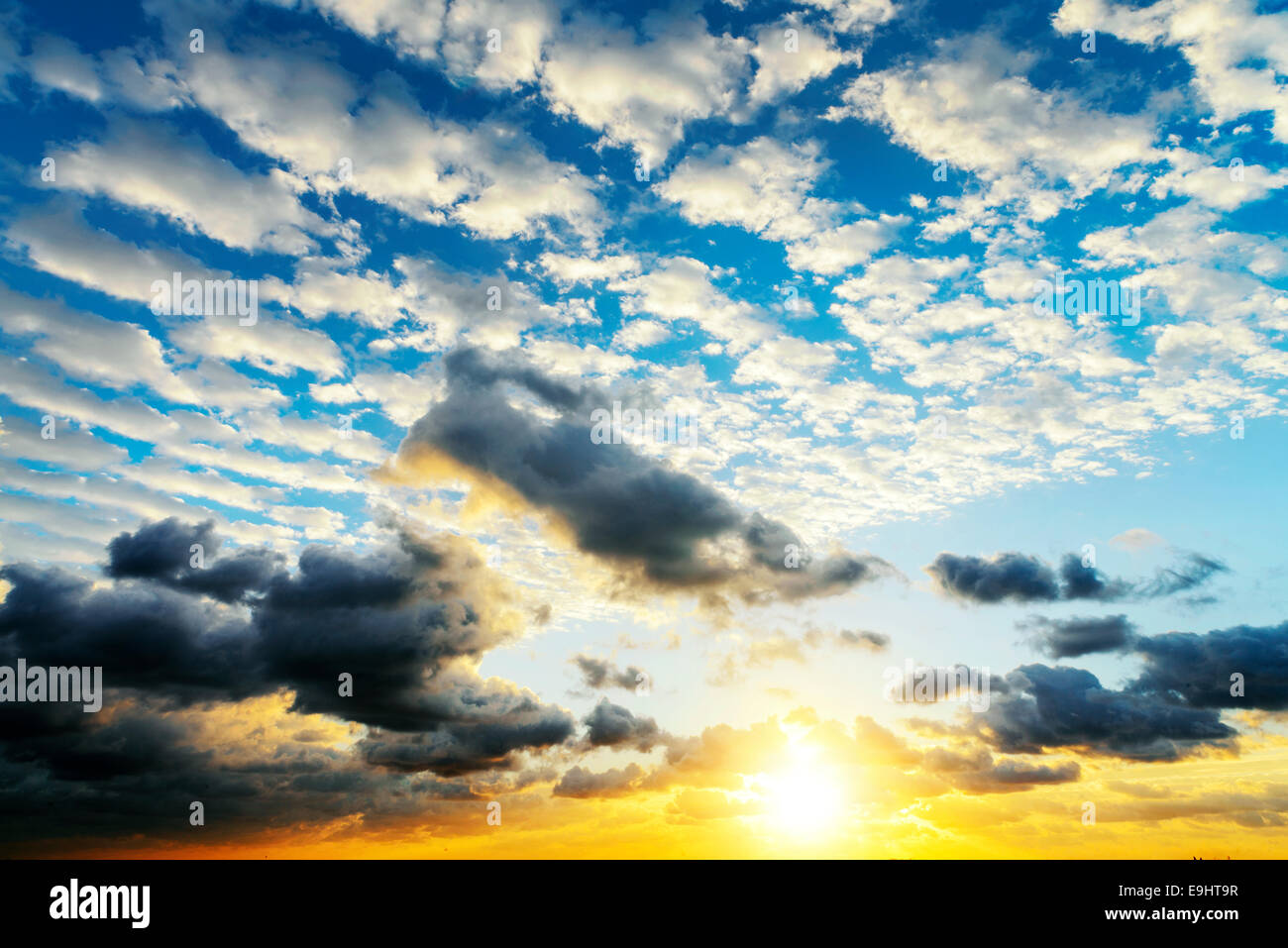 Sonnenaufgang mit Sonnenstrahlen und Wolken Stockfoto