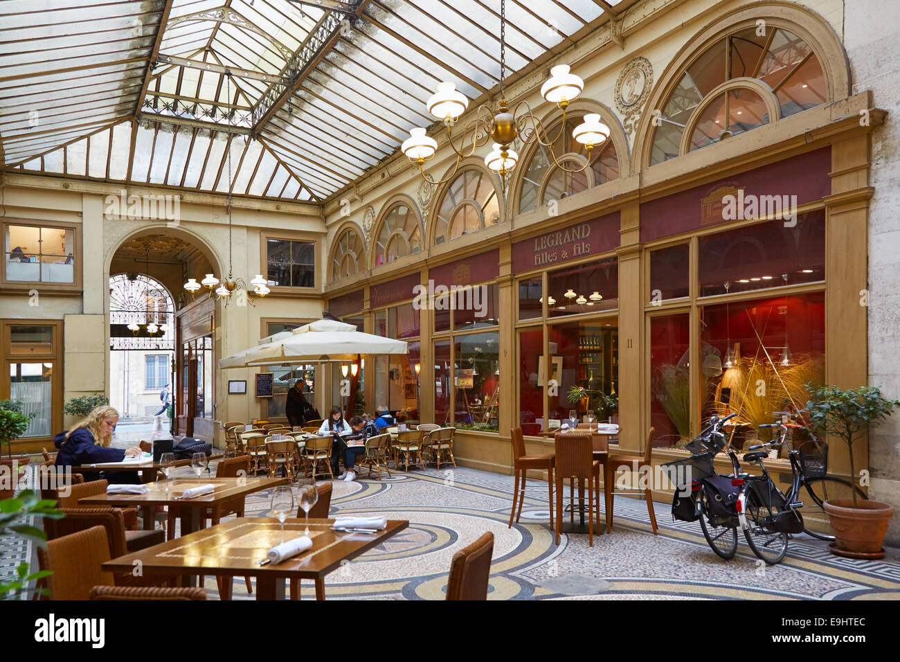 Paris, Galerie Vivienne mit Restaurants und Menschen Stockfoto