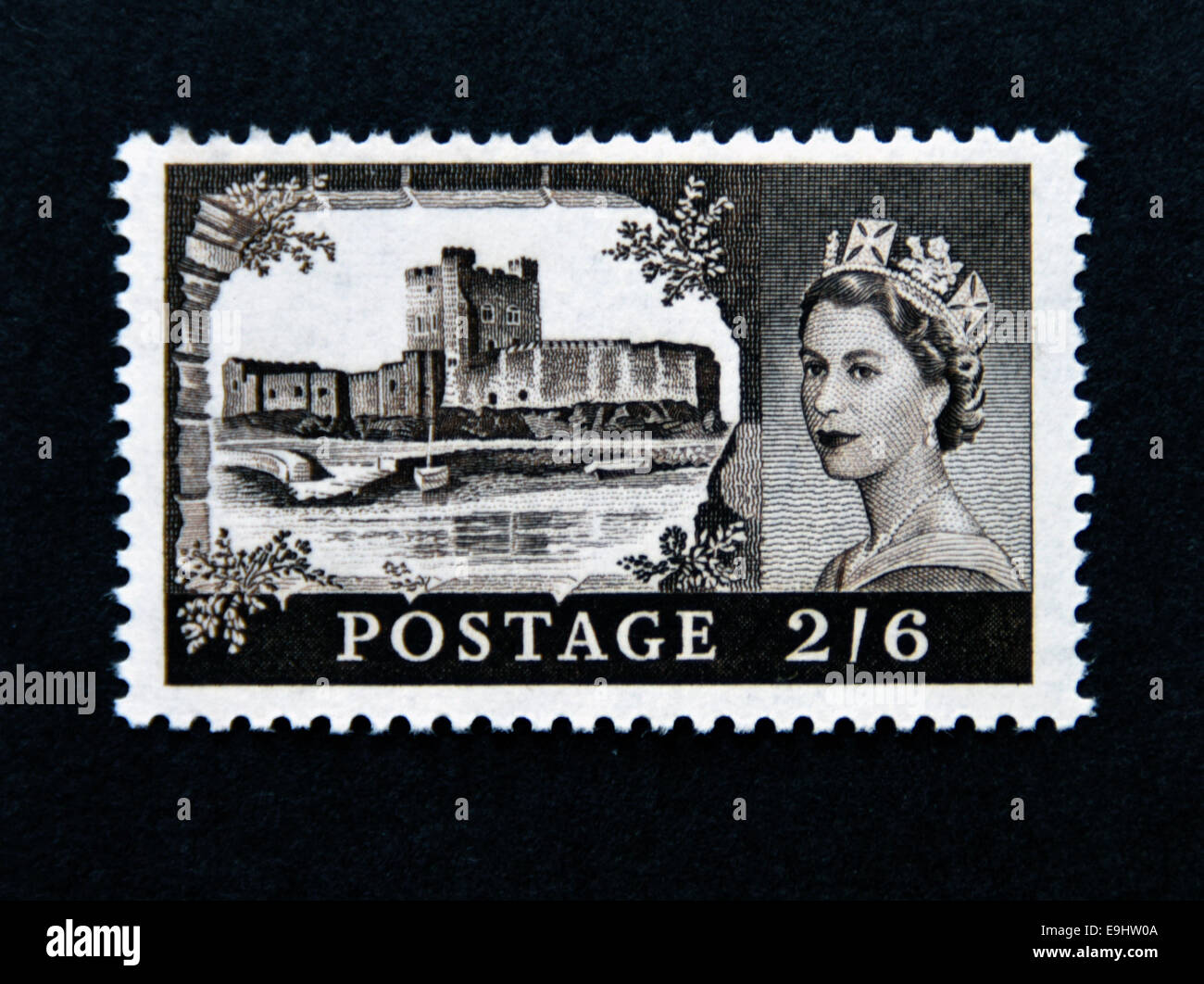 Briefmarke. Great Britain. Königin Elizabeth II. Hochwertige 2 / 6d. Carrickfergus Castle. Stockfoto