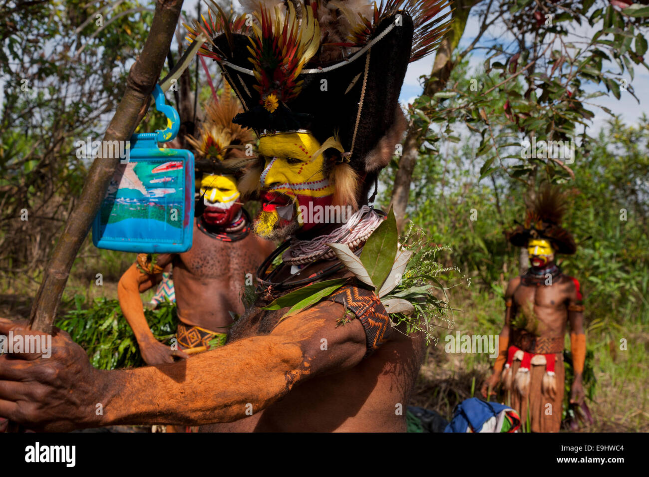 Huli Wigmen bereiten für ein Sing-Sing, Ambula, Papua New Guinea Stockfoto