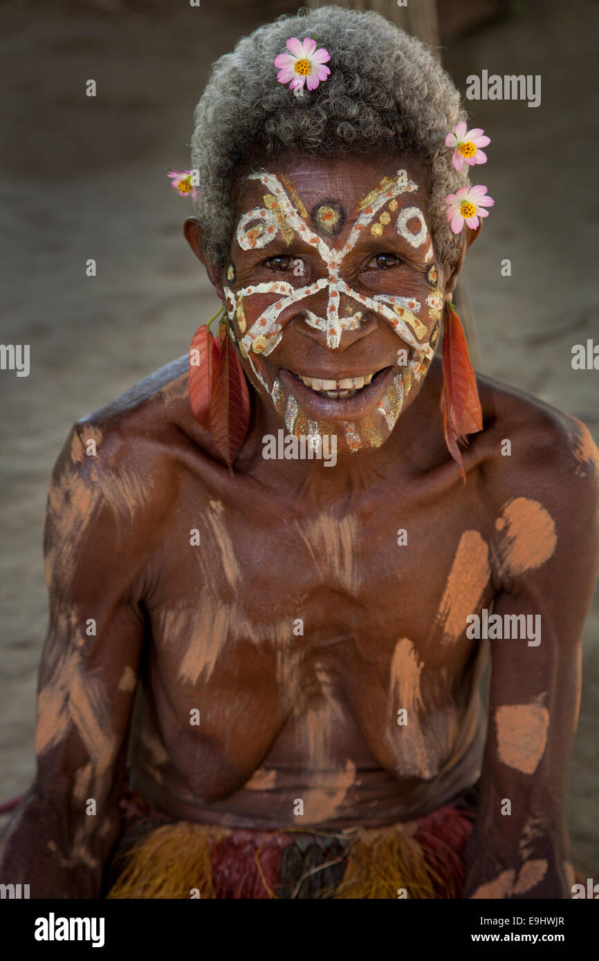 Verzierte Frau des Stammes Yokoim, Sepik Region, Papua New Guinea Stockfoto