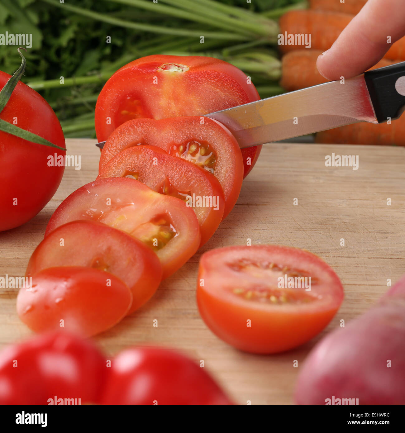 Gesunde Ernährung essen Tomaten Gemüse Schneiden auf einem Brett Küche Stockfoto