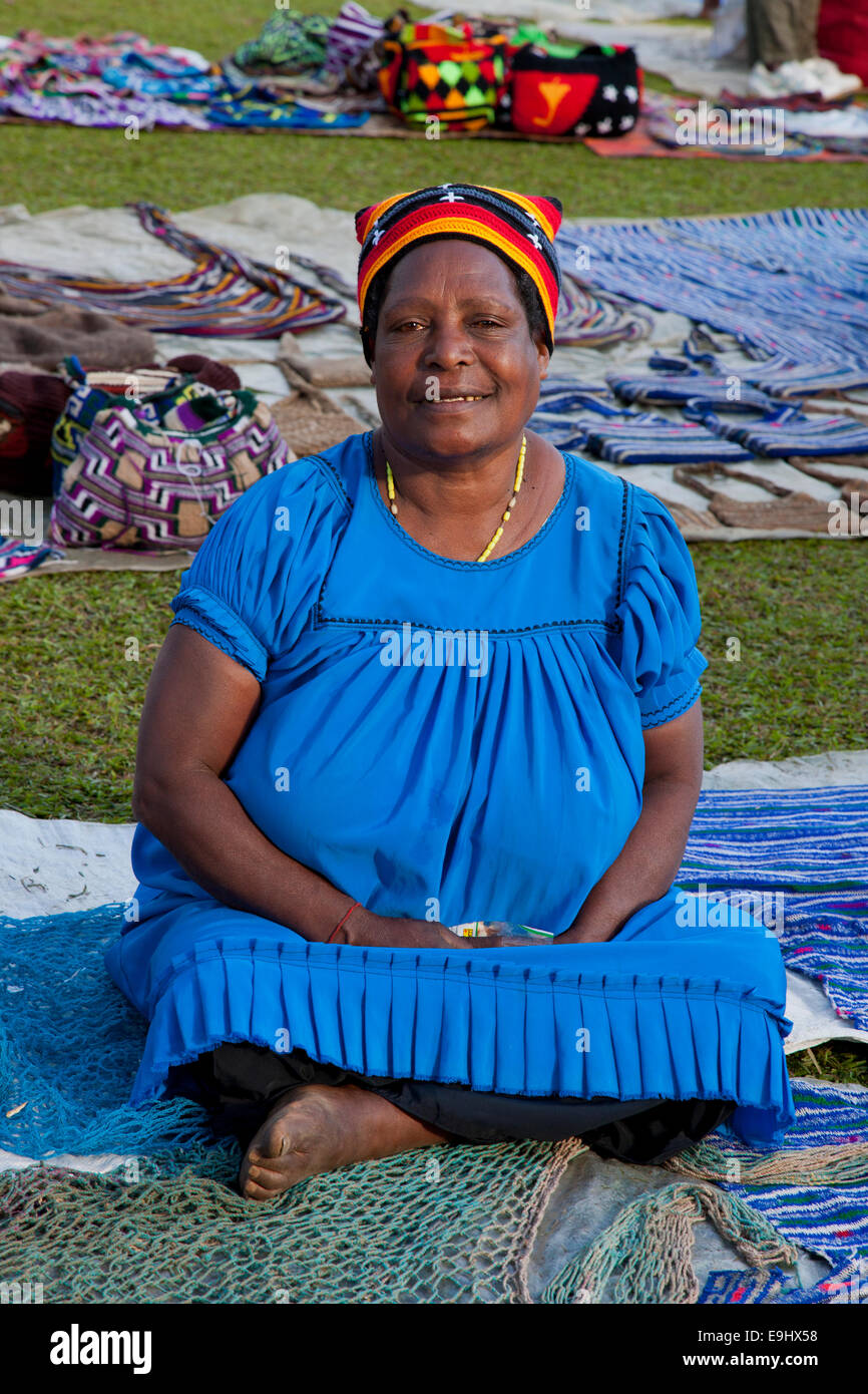 Frau verkaufen ihre String-Taschen am Mt. Hagen Sing Sing, Papua-Neu-Guinea Stockfoto